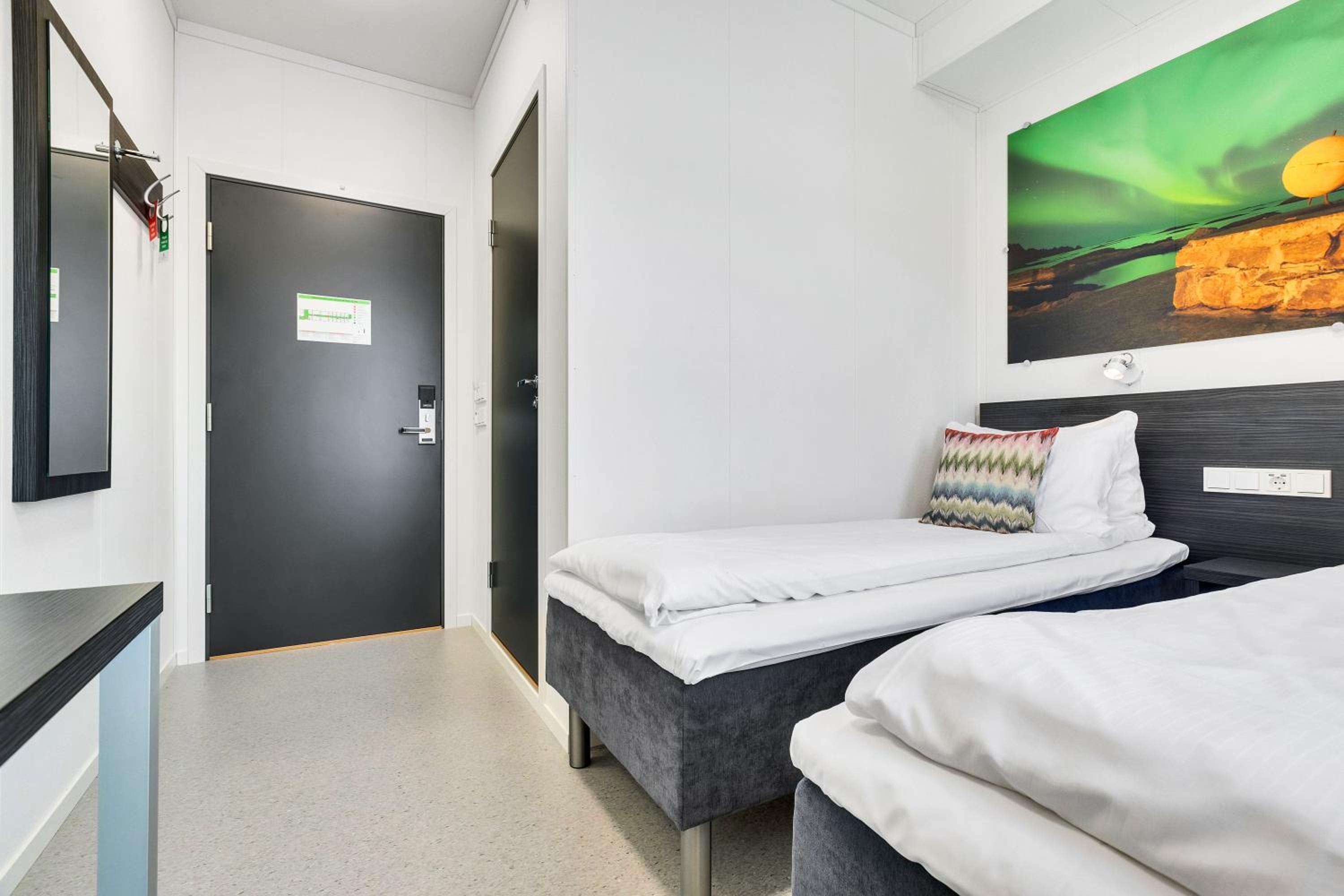 Economy Twin Room - Non-Smoking photo 3