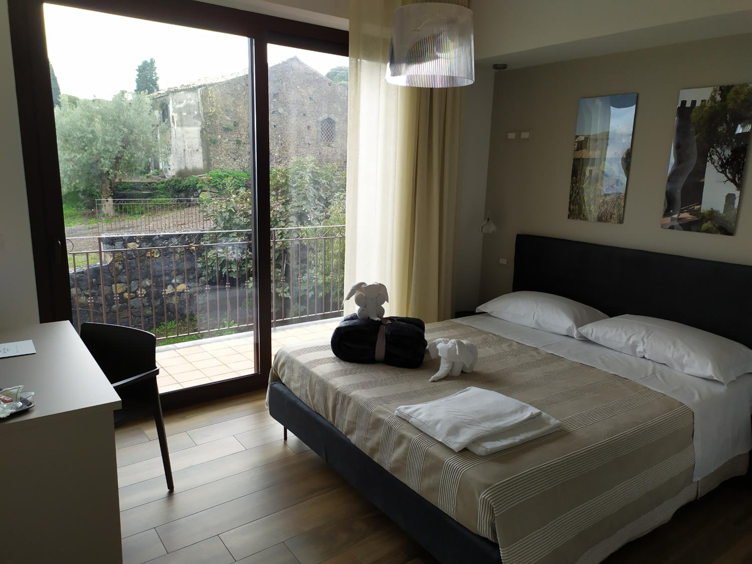 Double Room with Balcony (2 Adults + 1 Child) photo 3