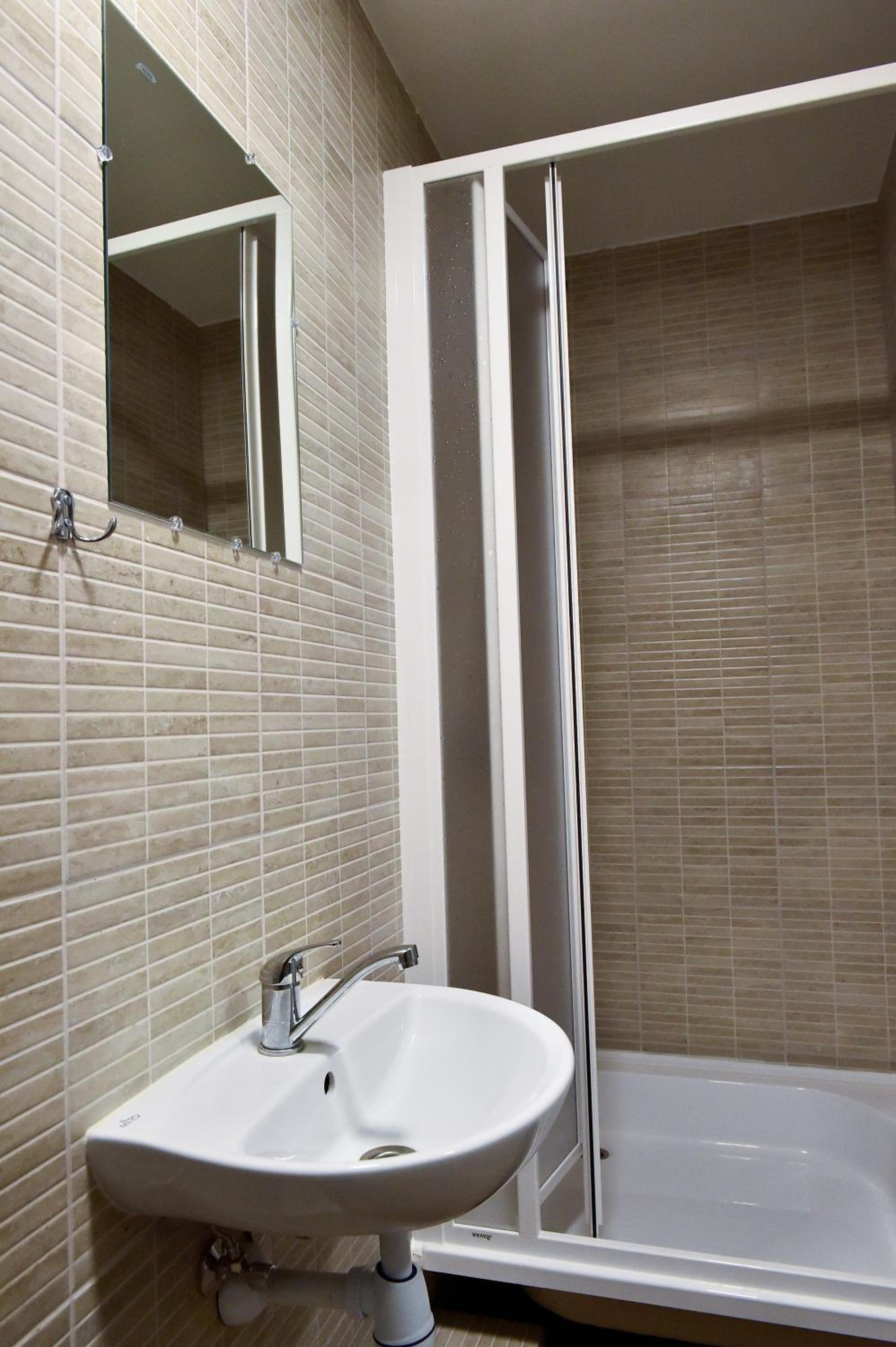 Twin Room with Private External Bathroom - Photo 3