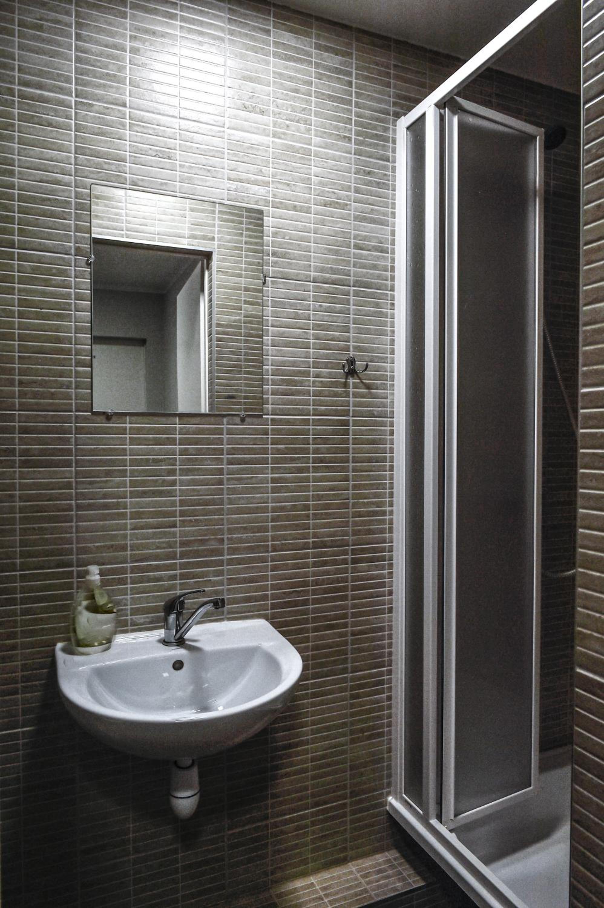 Twin Room with Private Bathroom - Photo 5