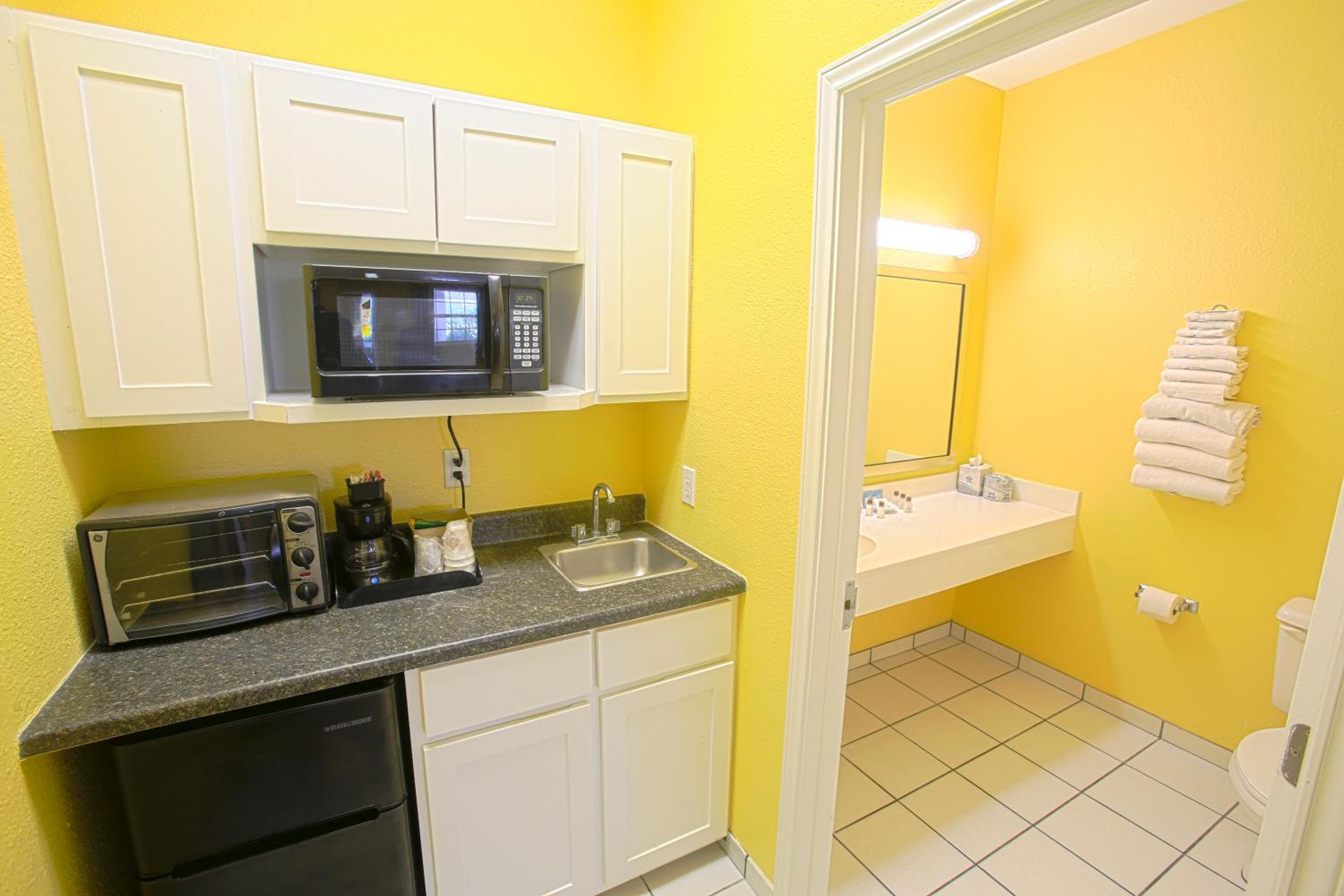 2 Queen Deluxe Suite - 1st Floor - Photo 7