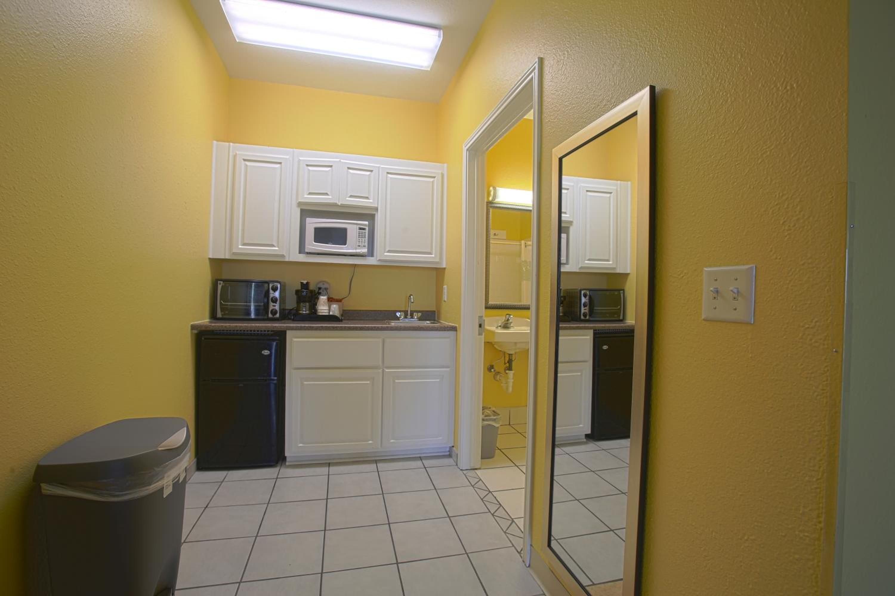 2 Queen Deluxe Suite - 1st Floor - Photo 8