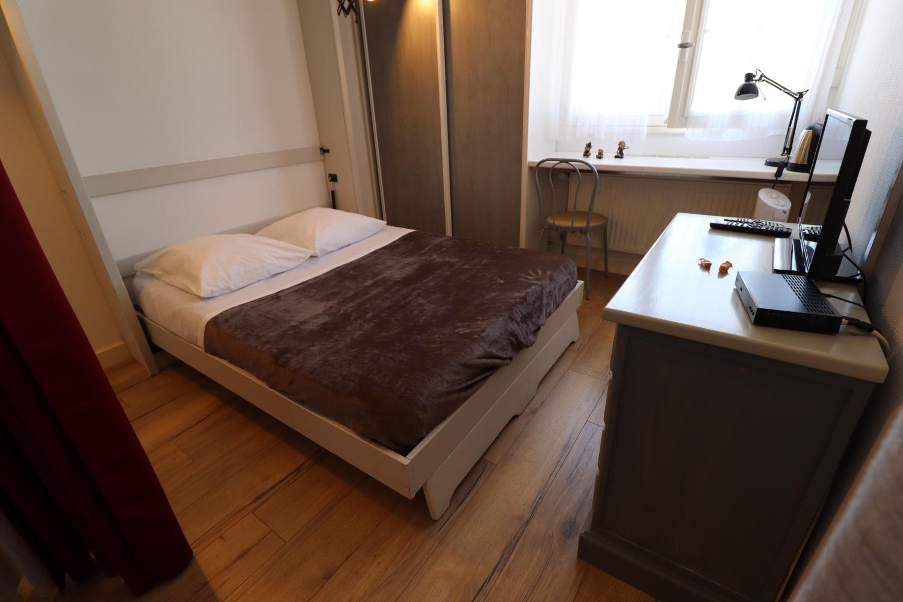 Budget Double Room with Shared Toilets photo 3