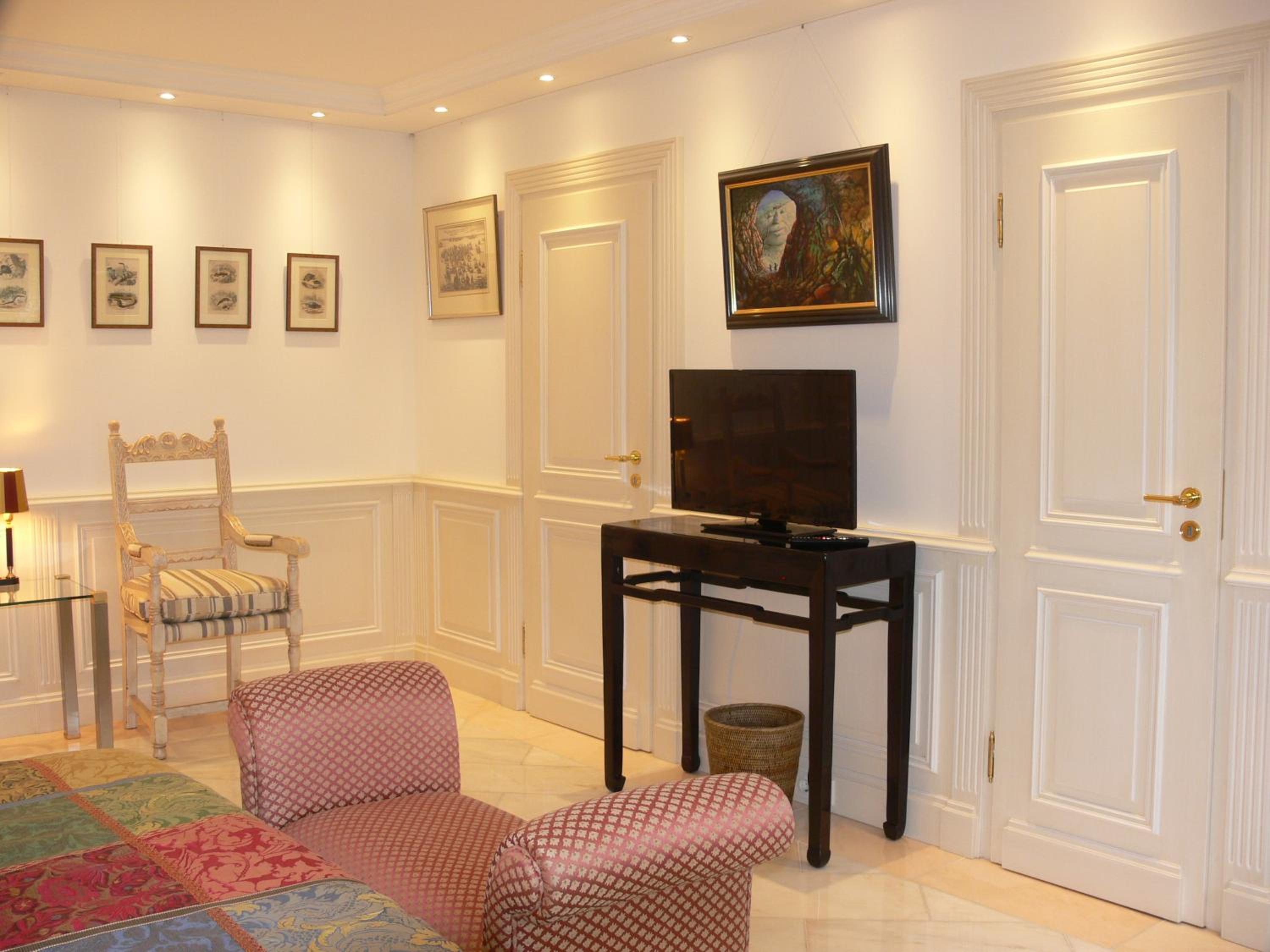 Deluxe Double or Twin Room - Photo 8