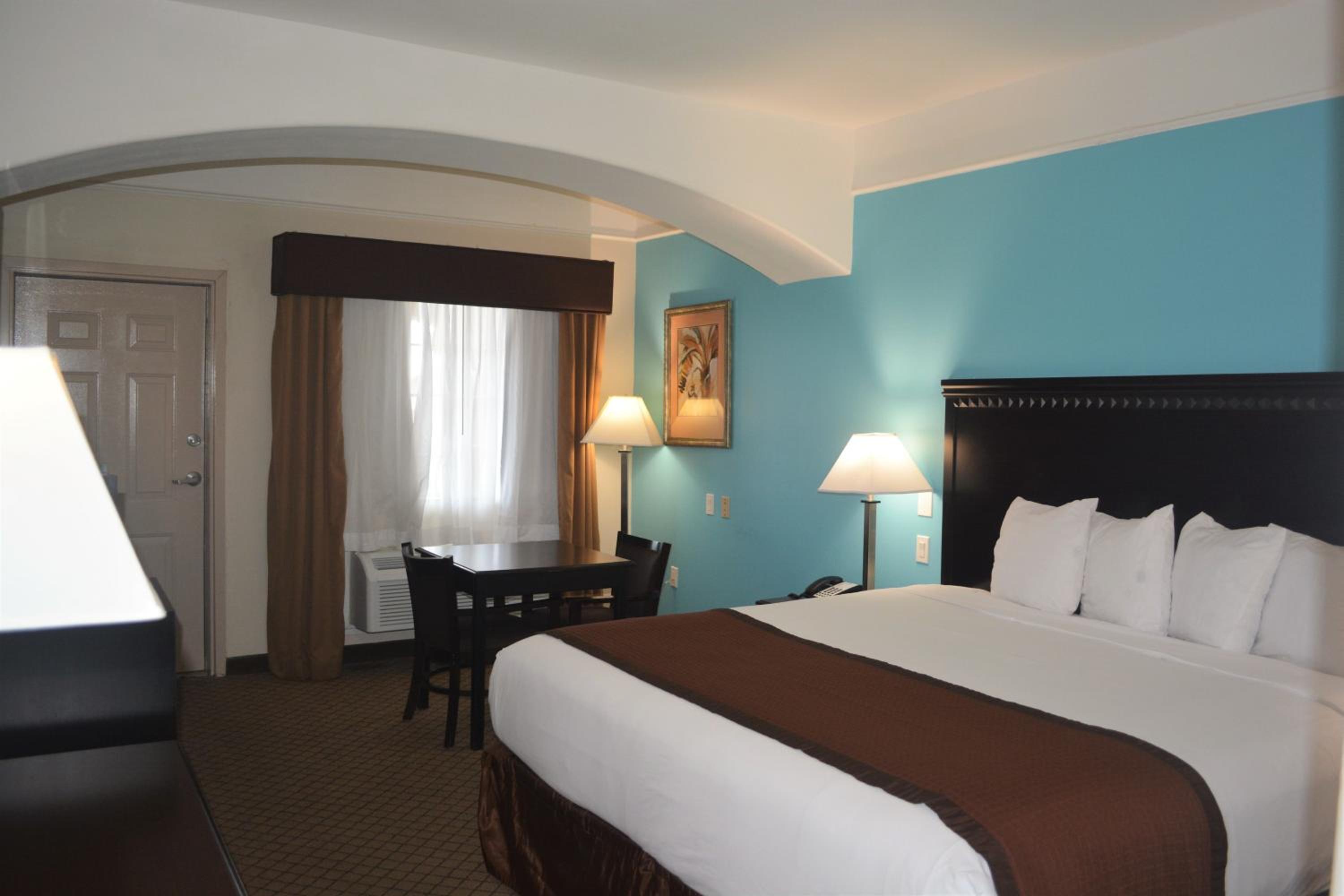 King Suite with Ocean View - Non-Smoking - Photo 4