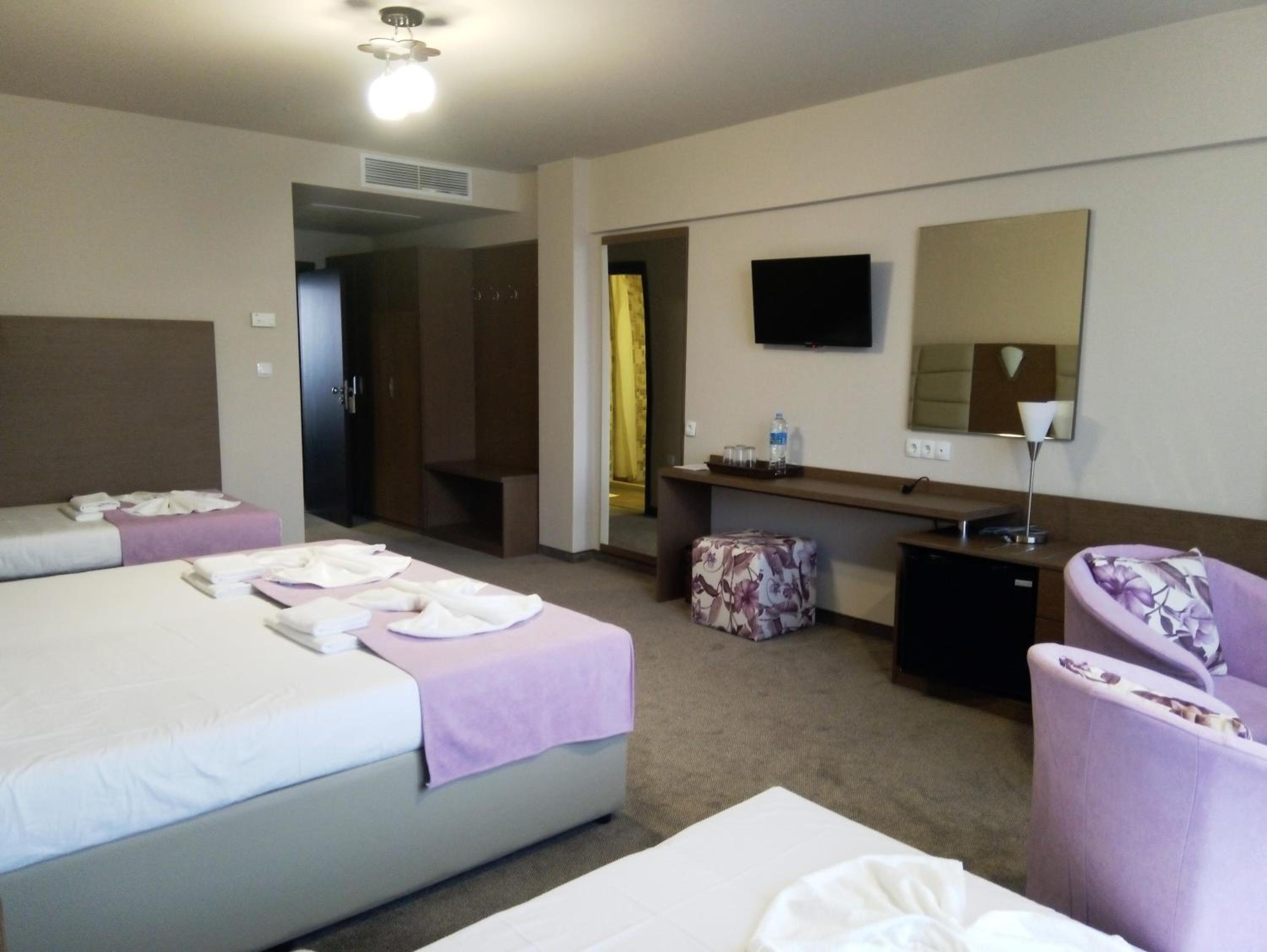 Triple Room (3 Adults + 1 Child) - Photo 2