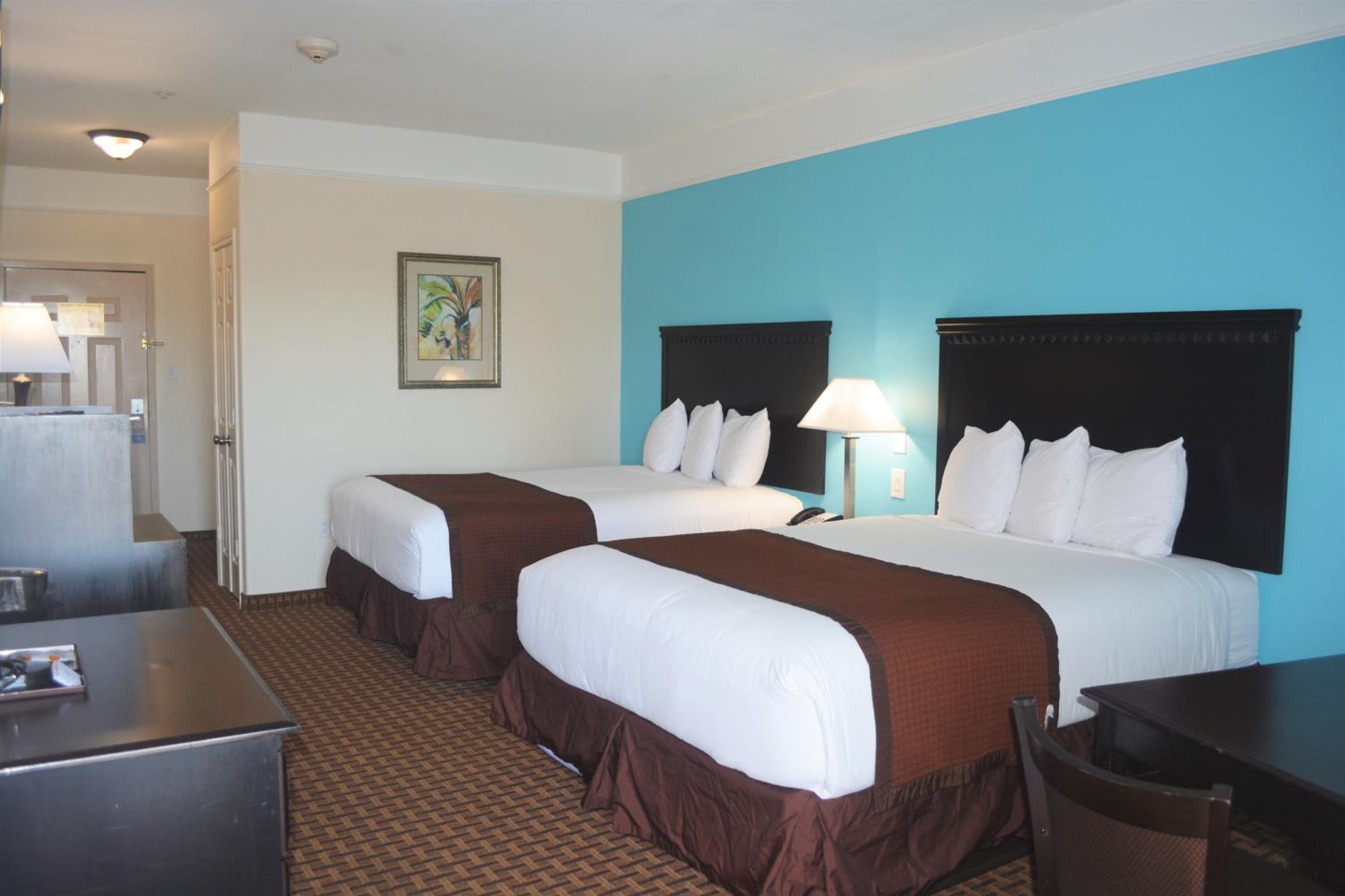 Queen Room with Two Queen Beds - Non-Smoking - Photo 5