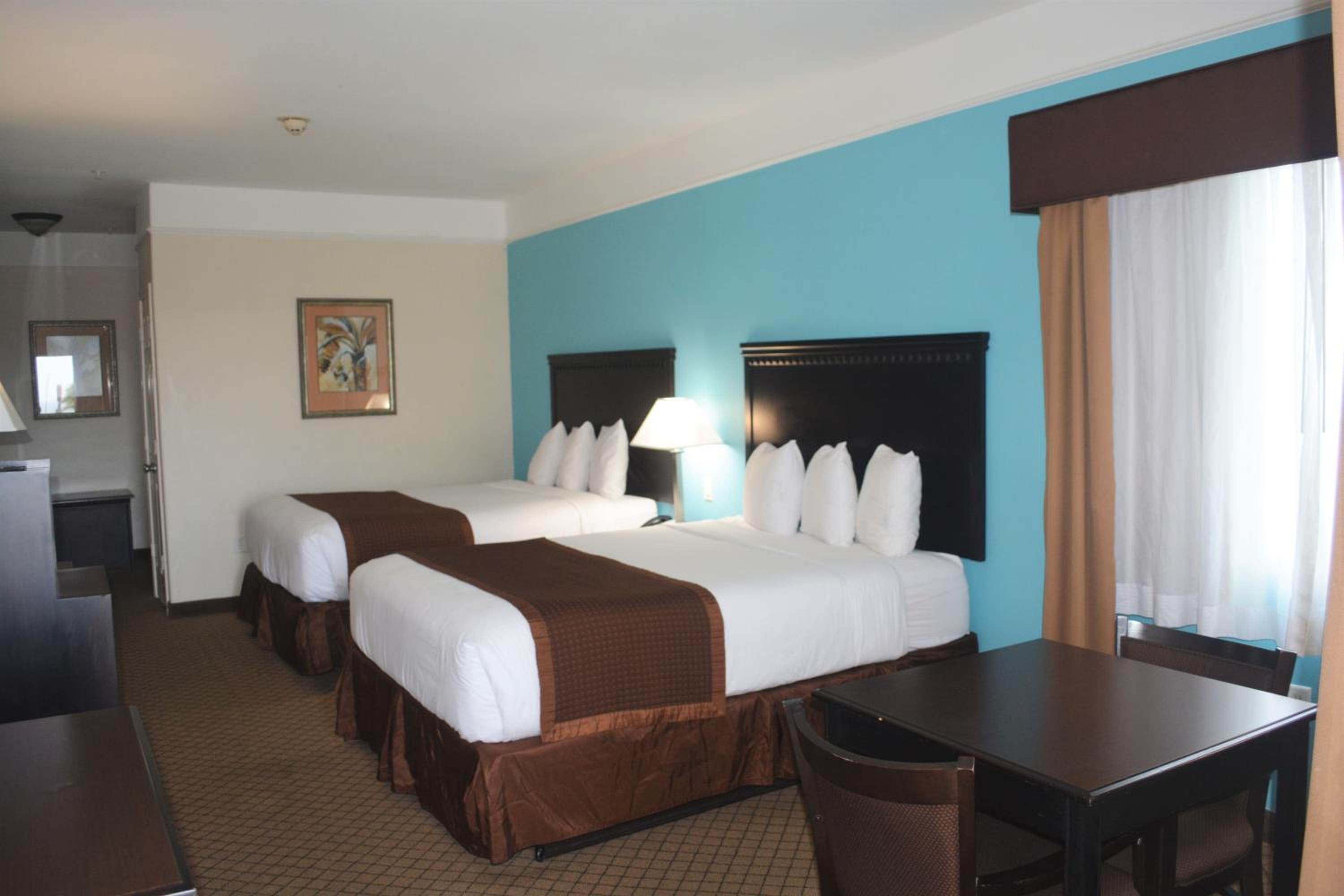 Queen Room with Two Queen Beds - Non-Smoking - Photo 1