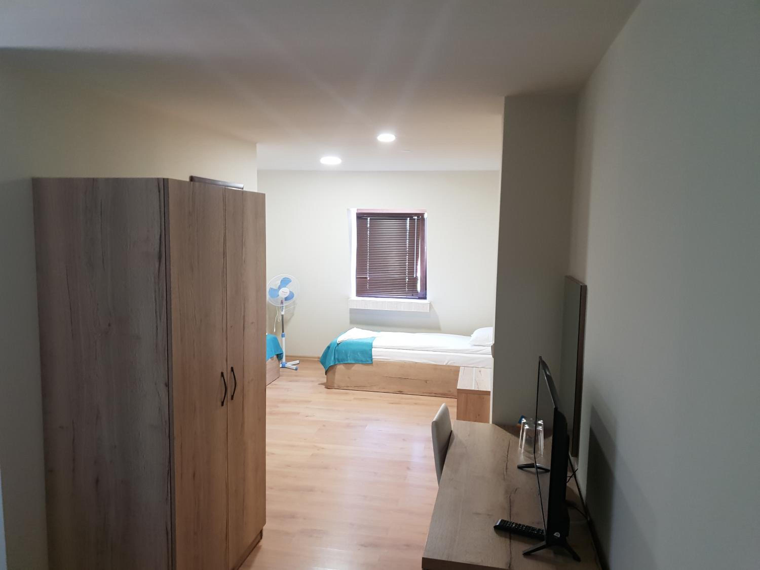 Economy Family Room - Photo 2