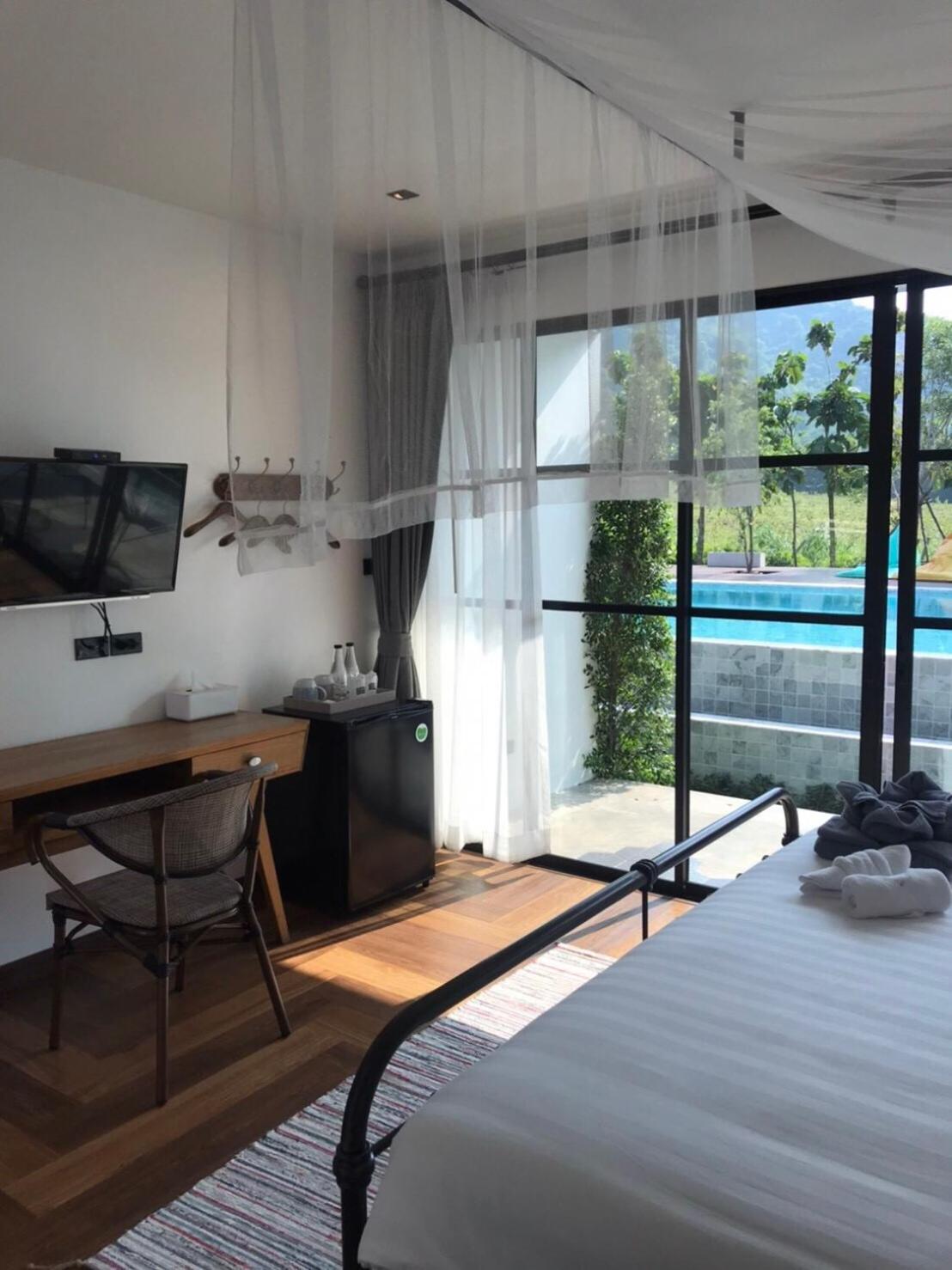 Junior Suite with Pool View - Photo 10