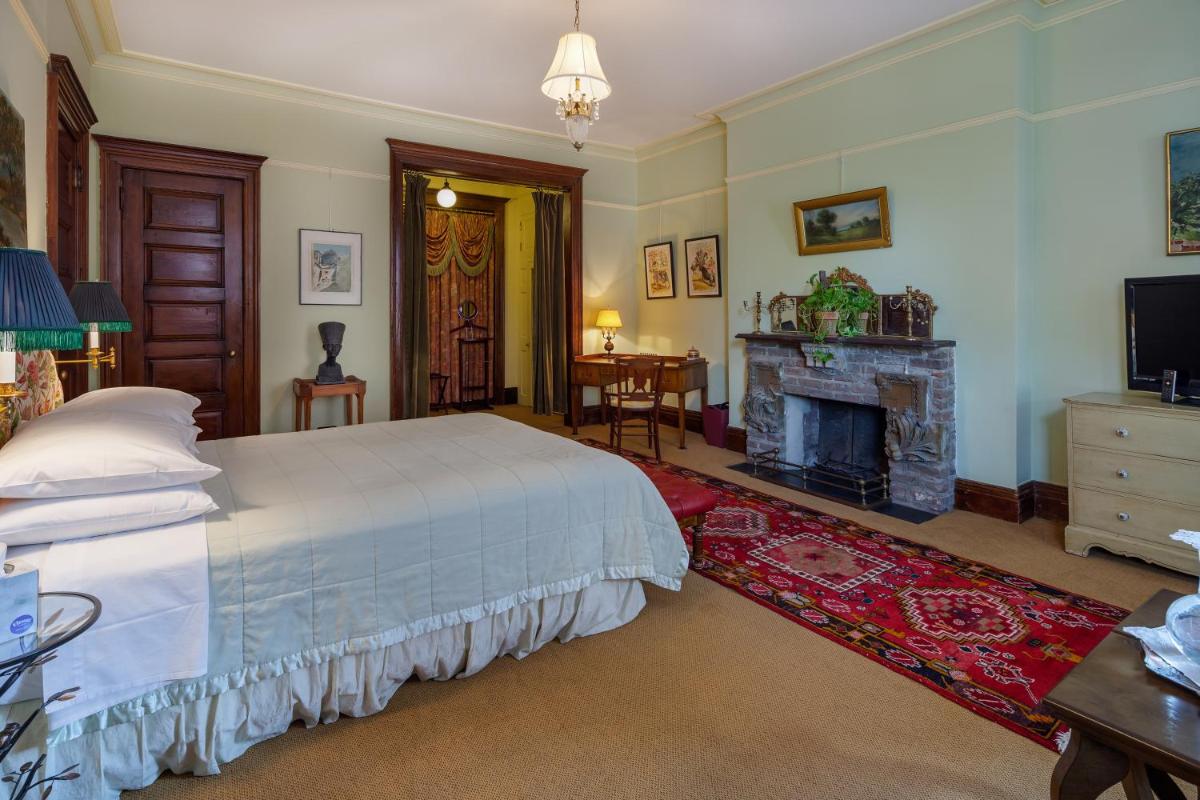 Deluxe Queen Suite photo 3
