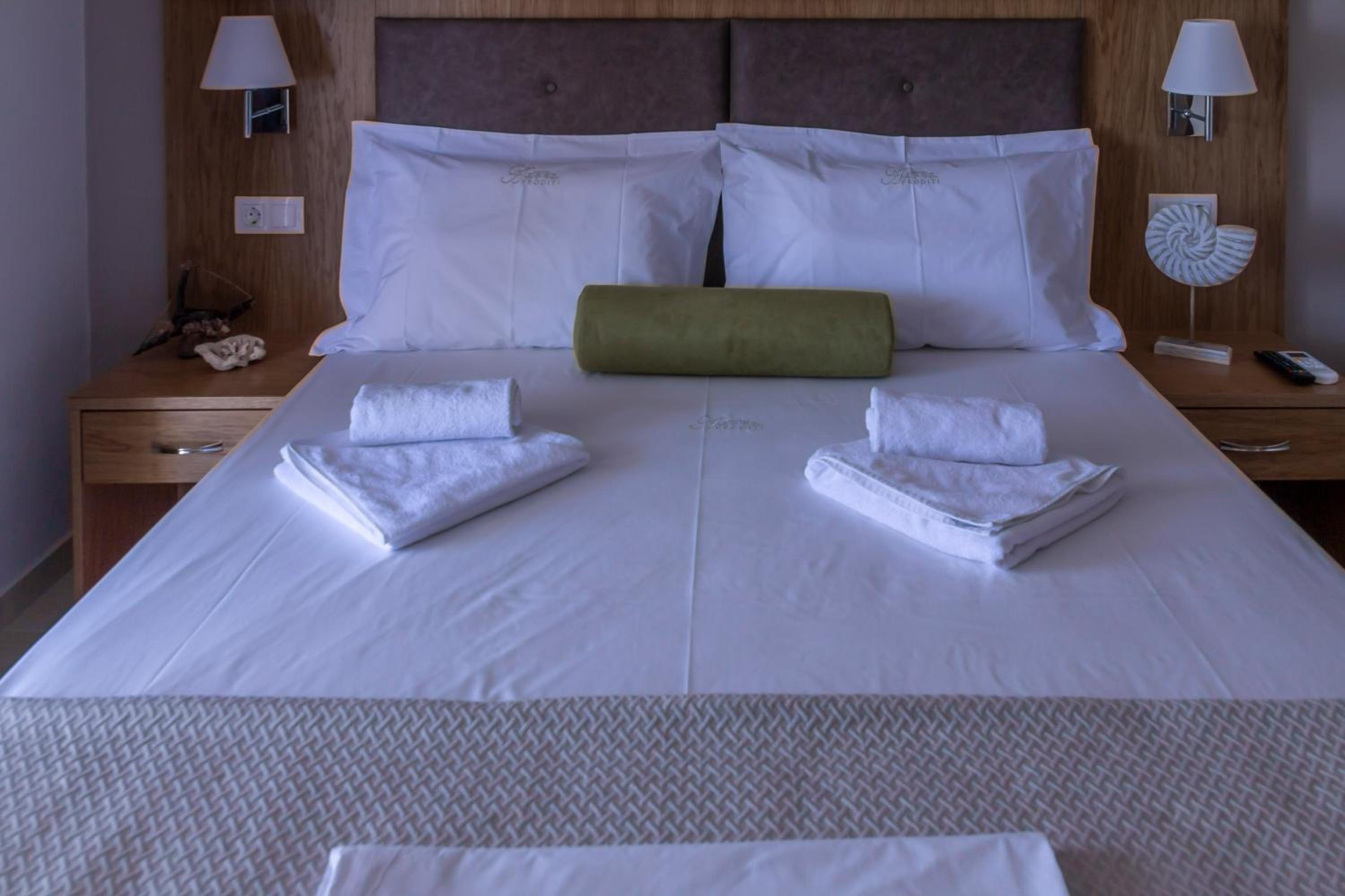 Deluxe Double Room - Photo 11