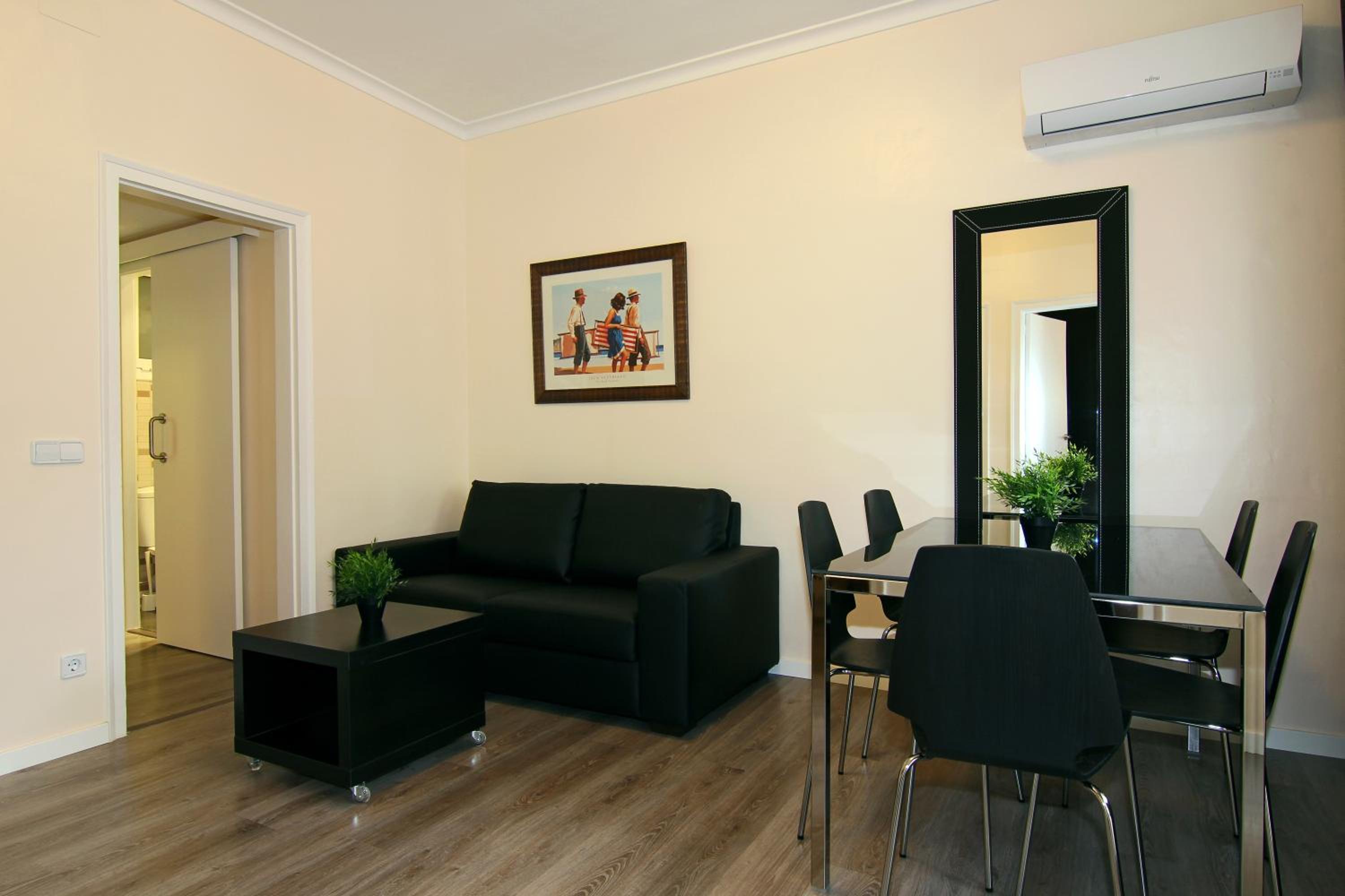 Three-Bedroom Apartment - Calle Còrsega 668 photo 3
