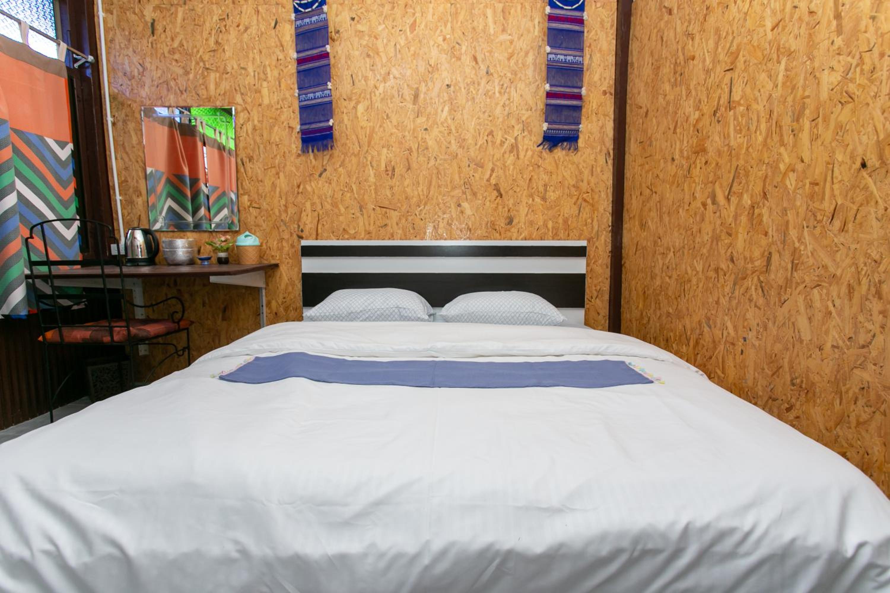 Deluxe King Room - Photo 7