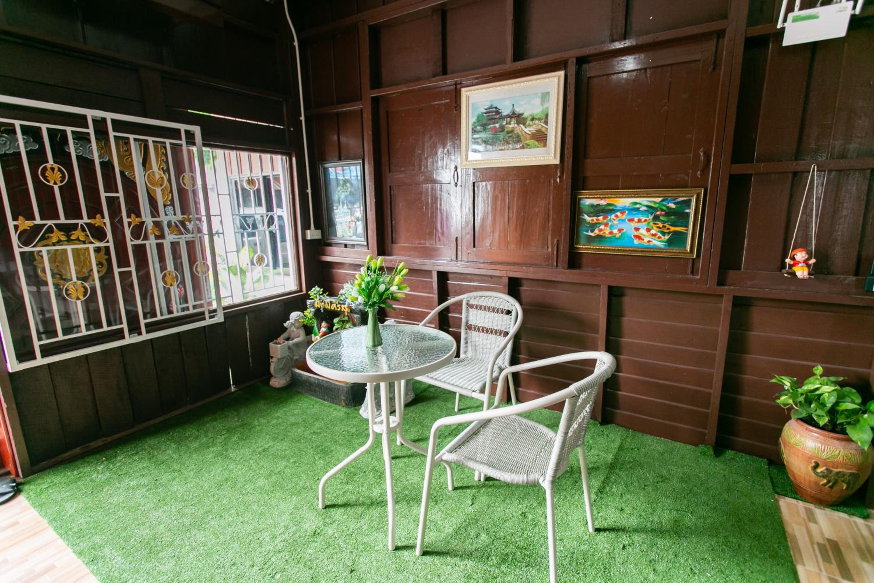 Deluxe King Room - Photo 11