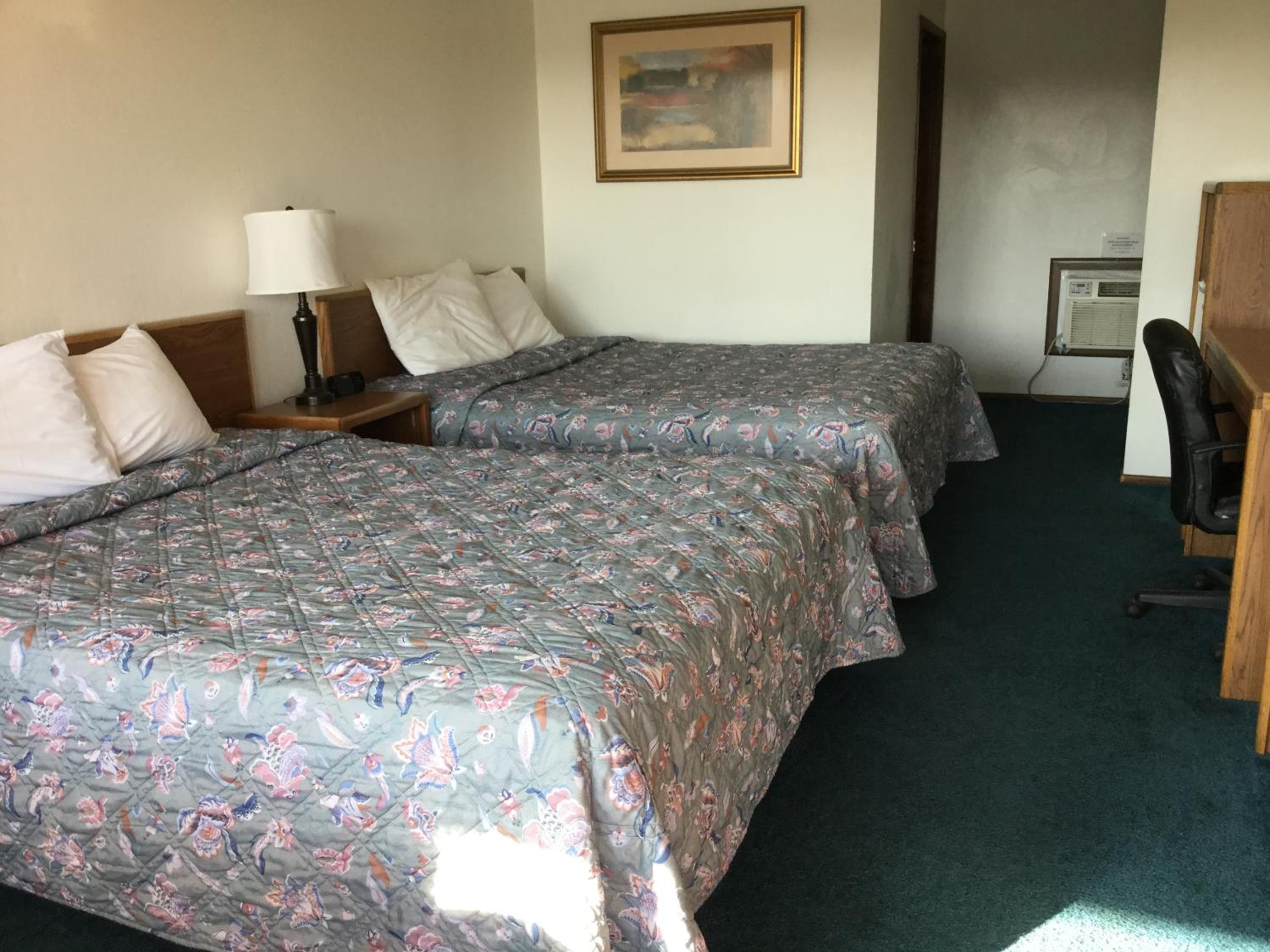 Queen Room with Two Queen Beds - Non-Smoking photo 2