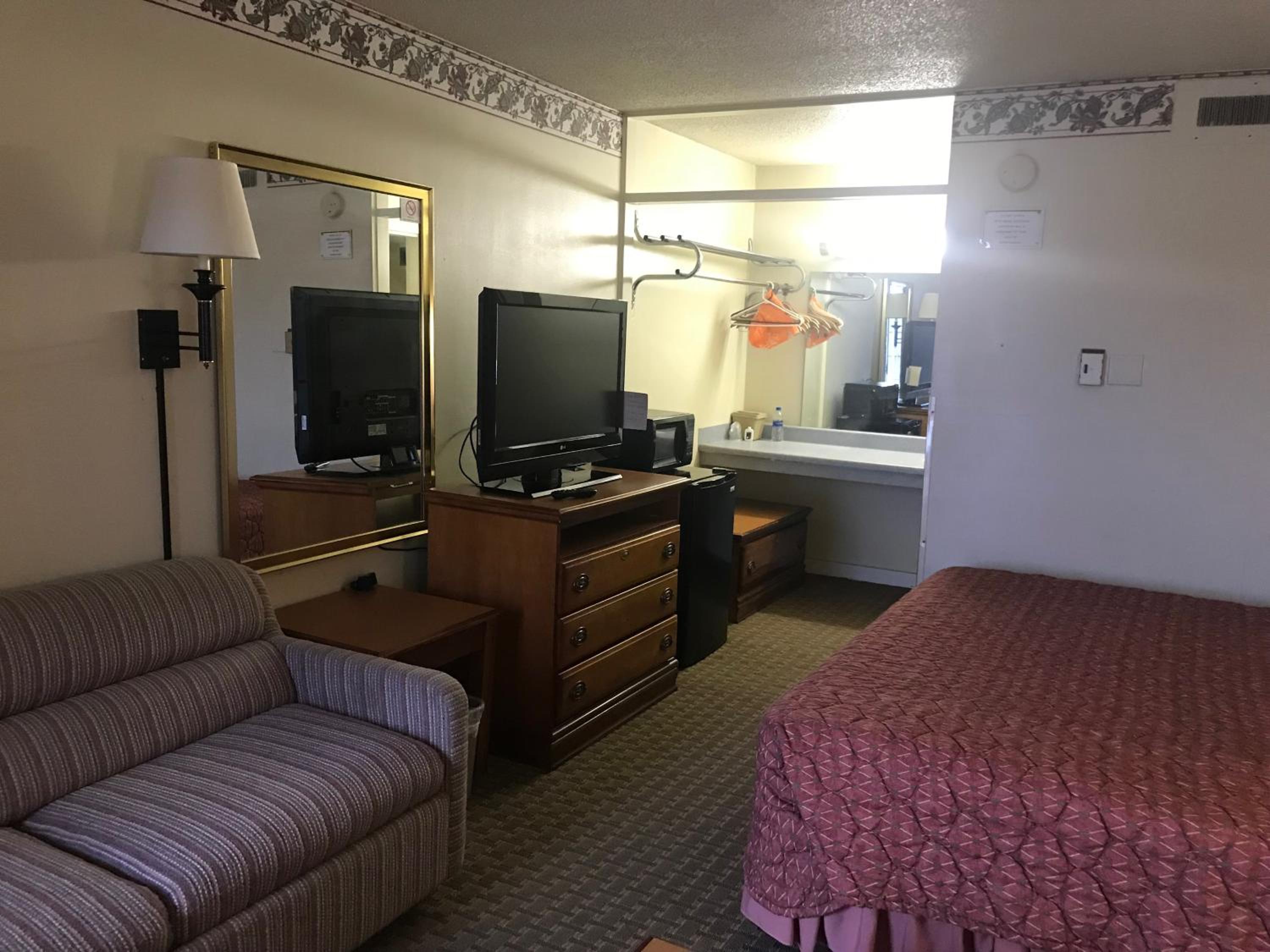 Deluxe Double Room (2 Adults + 1 Child) photo 2