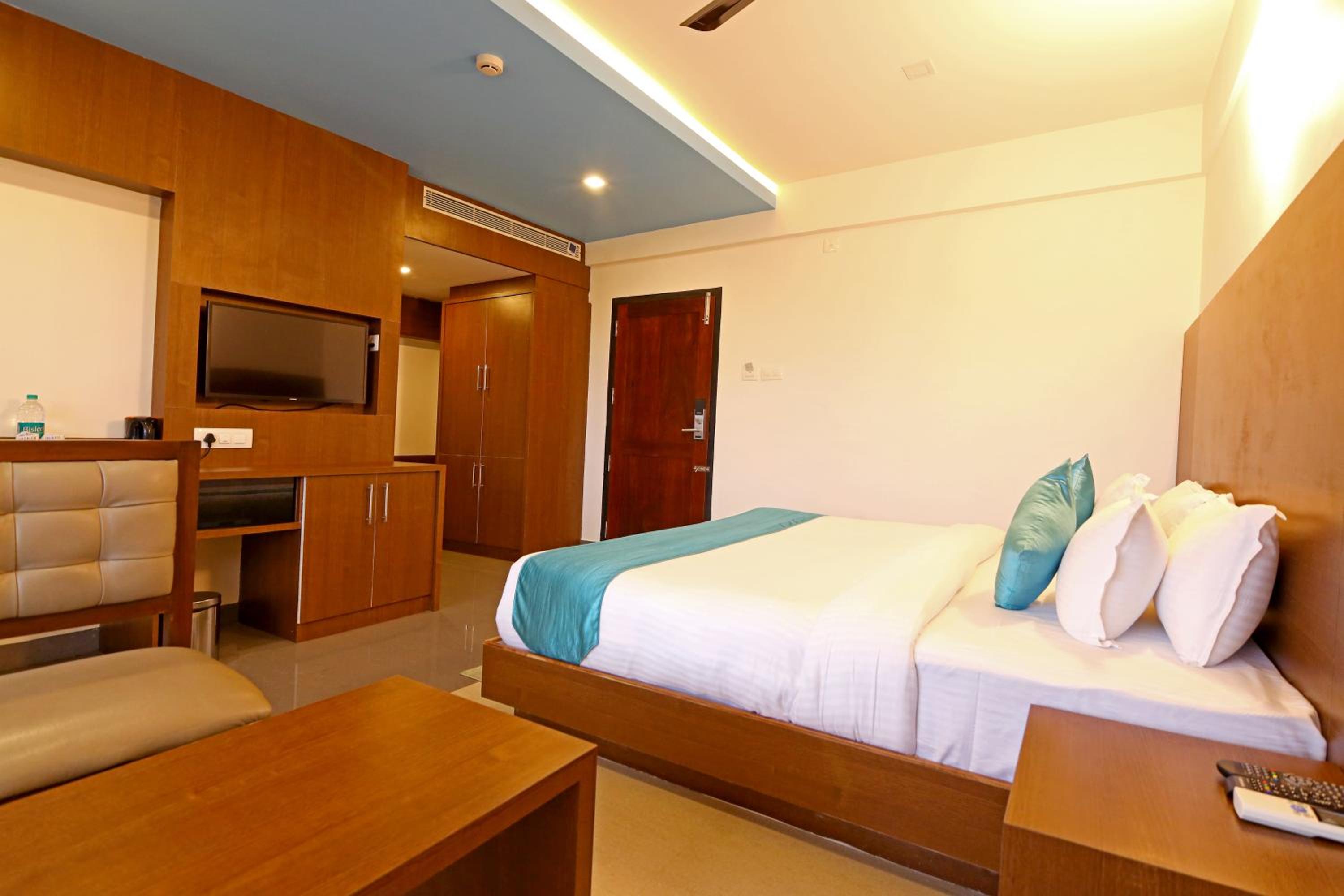 Deluxe Room - Photo 11