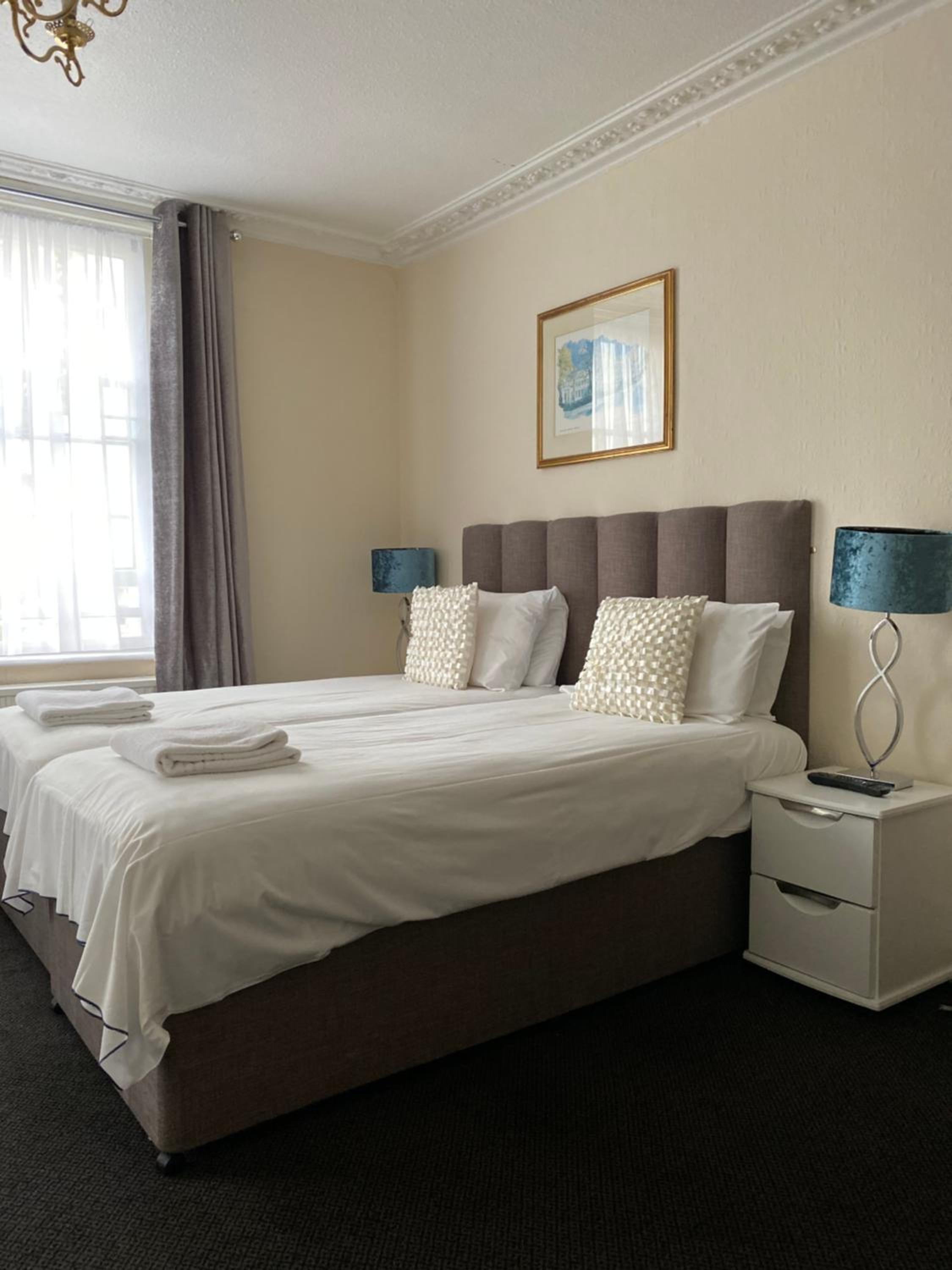 Standard Twin Room - Photo 3