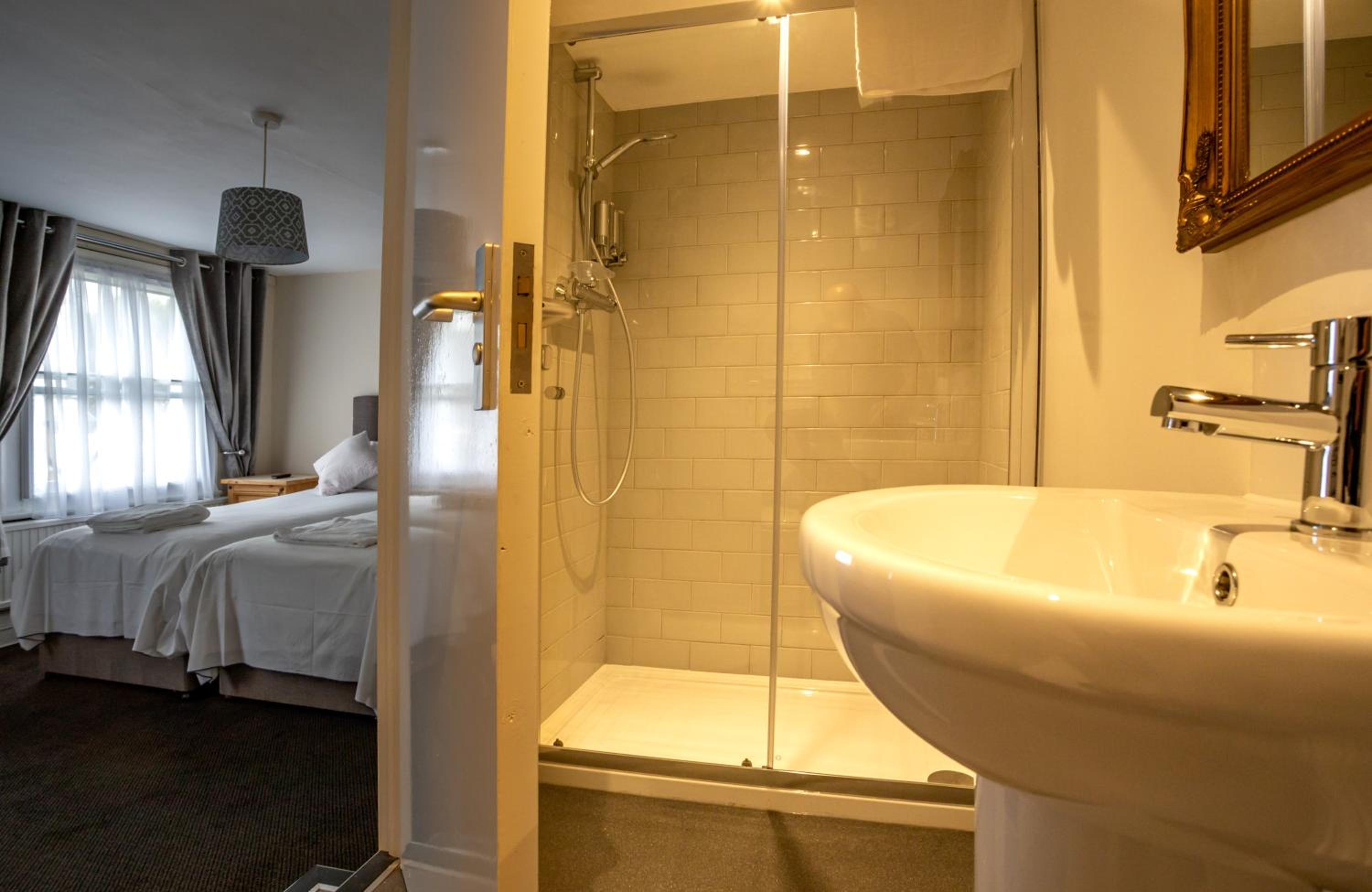 Standard Twin Room - Photo 6
