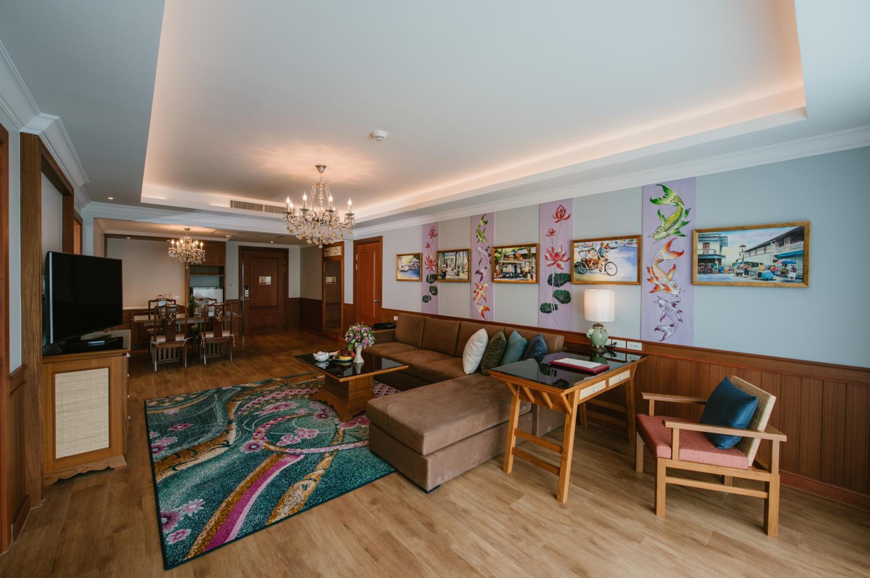 Executive Suite - Photo 13