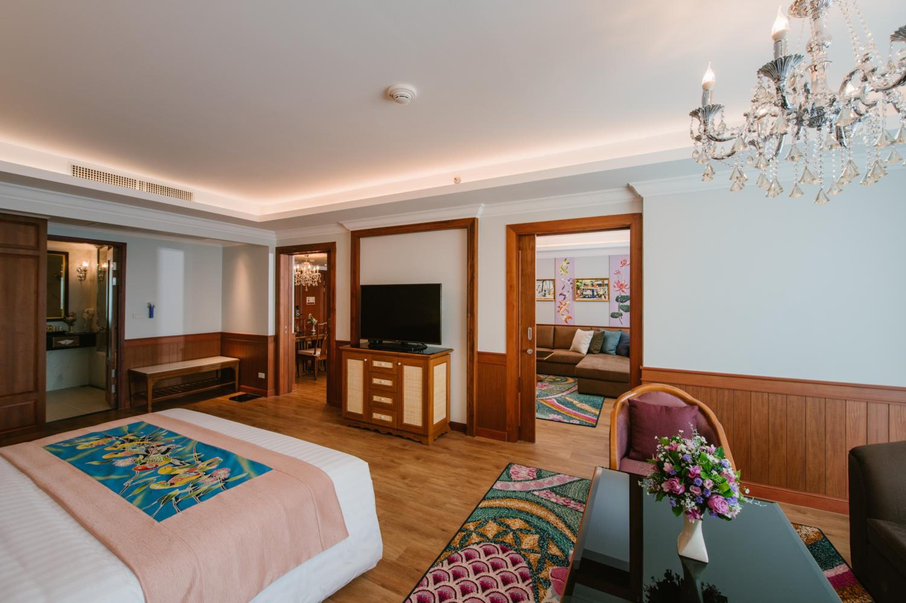 Executive Suite - Photo 14