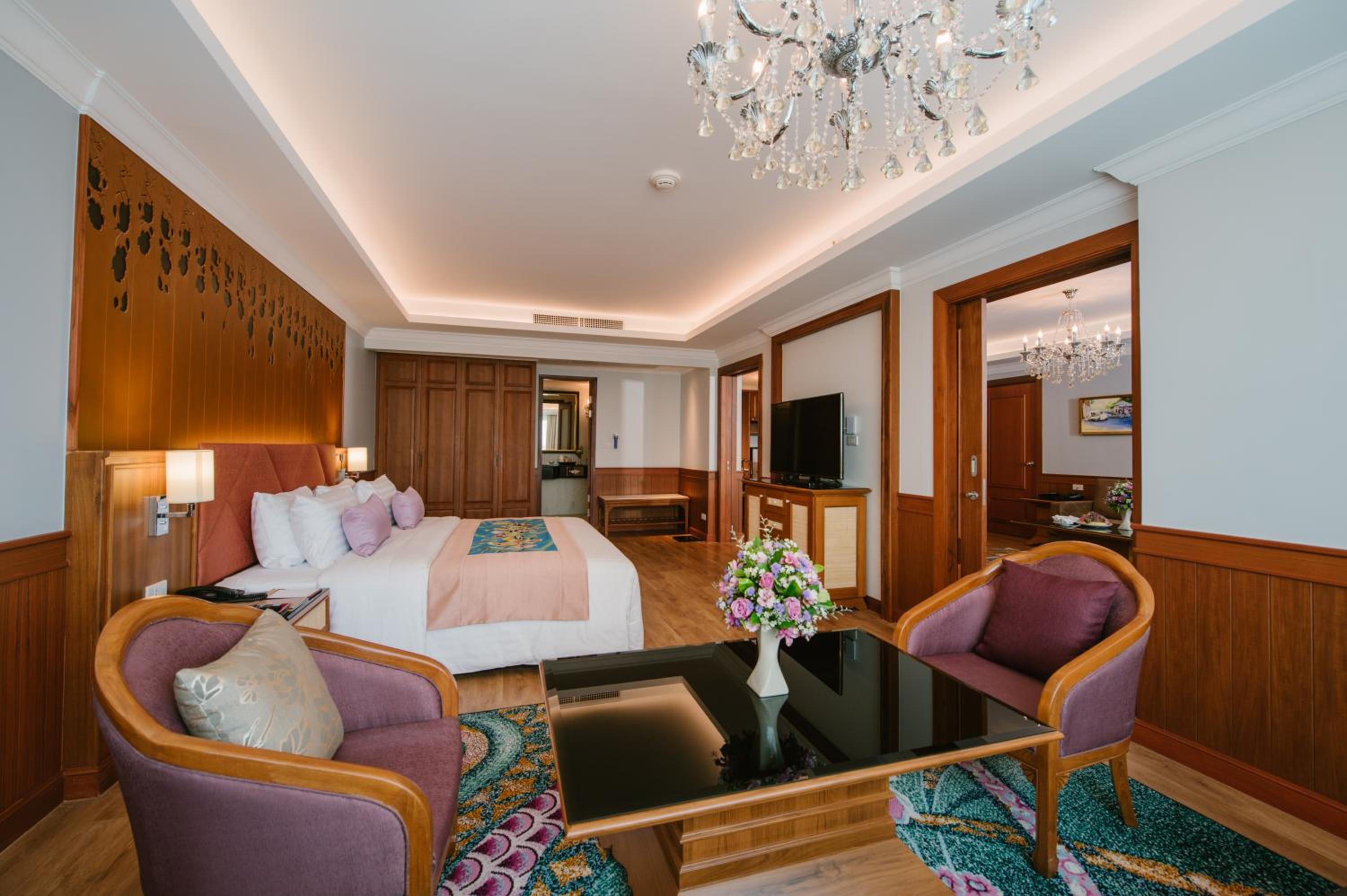 Executive Suite - Photo 15