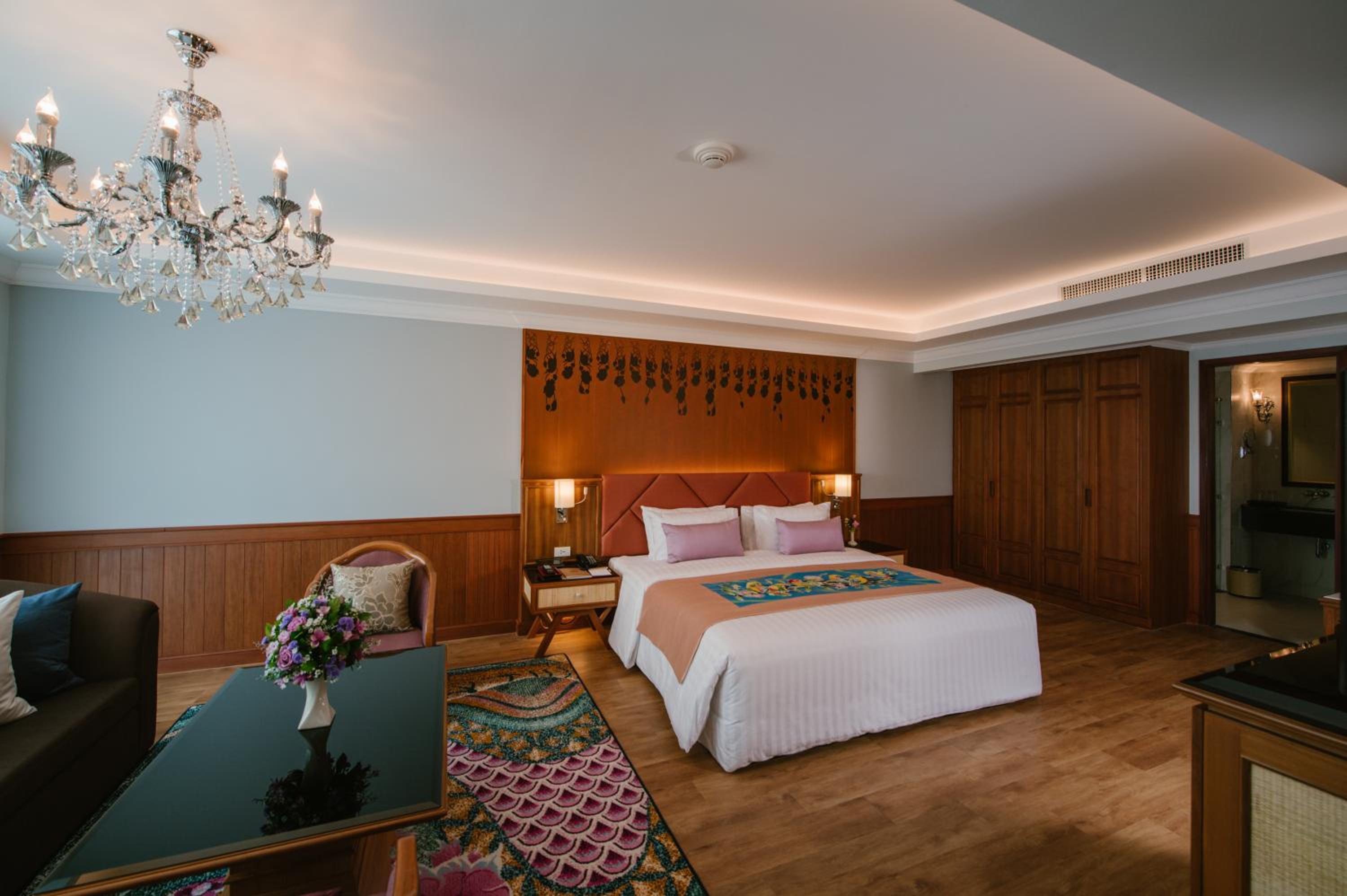 Executive Suite - Photo 16