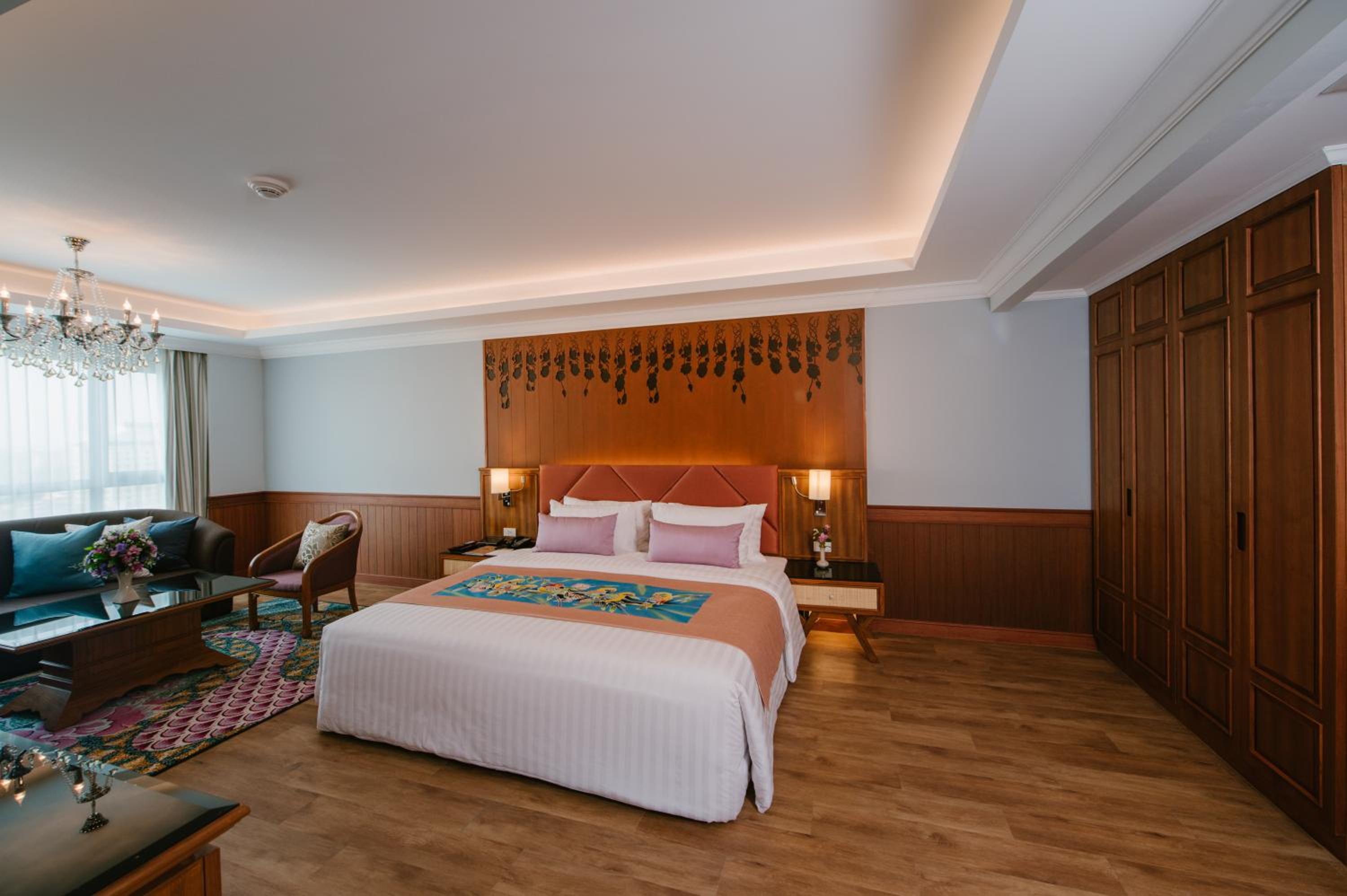 Executive Suite - Photo 17