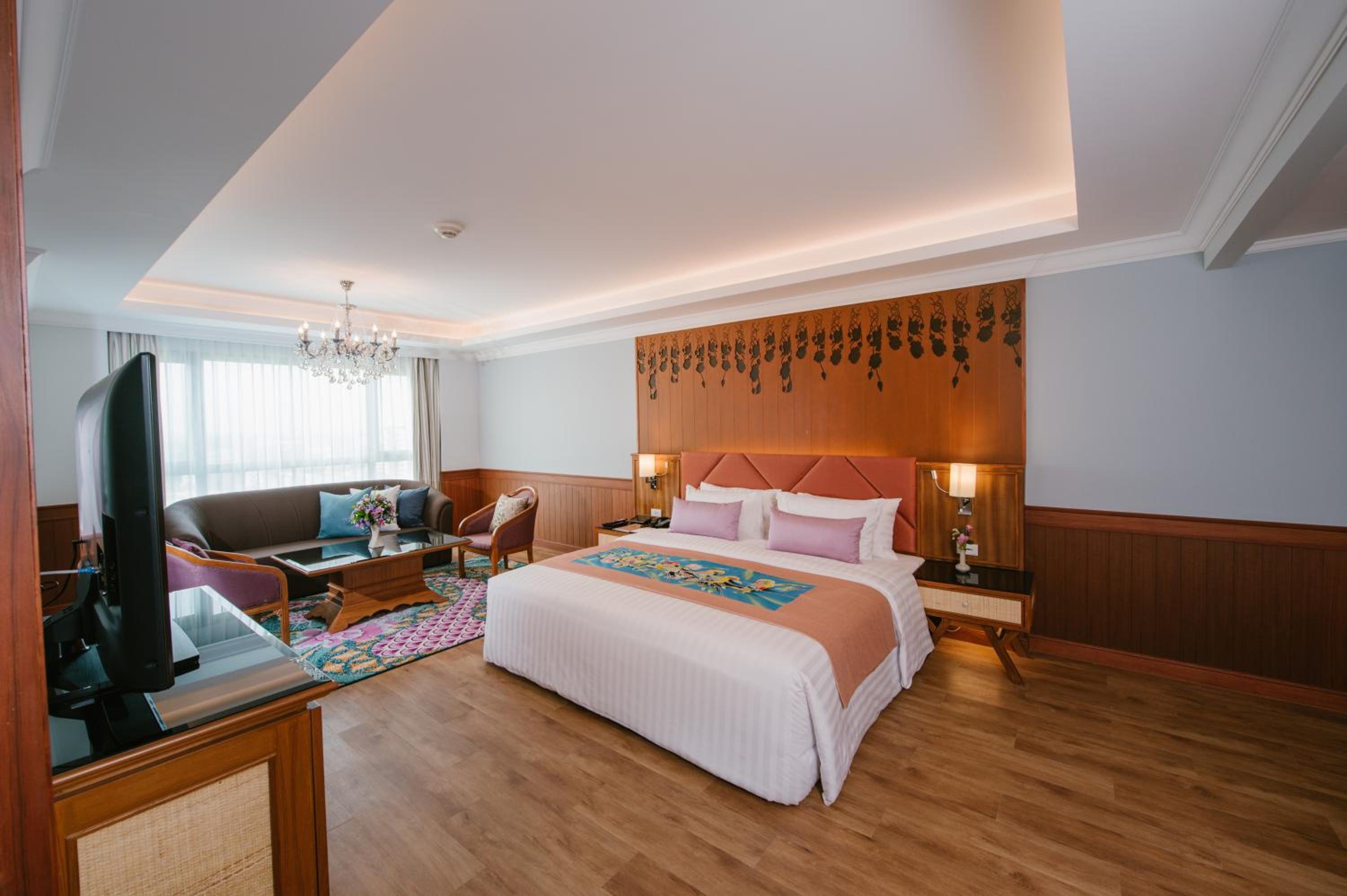 Executive Suite - Photo 18