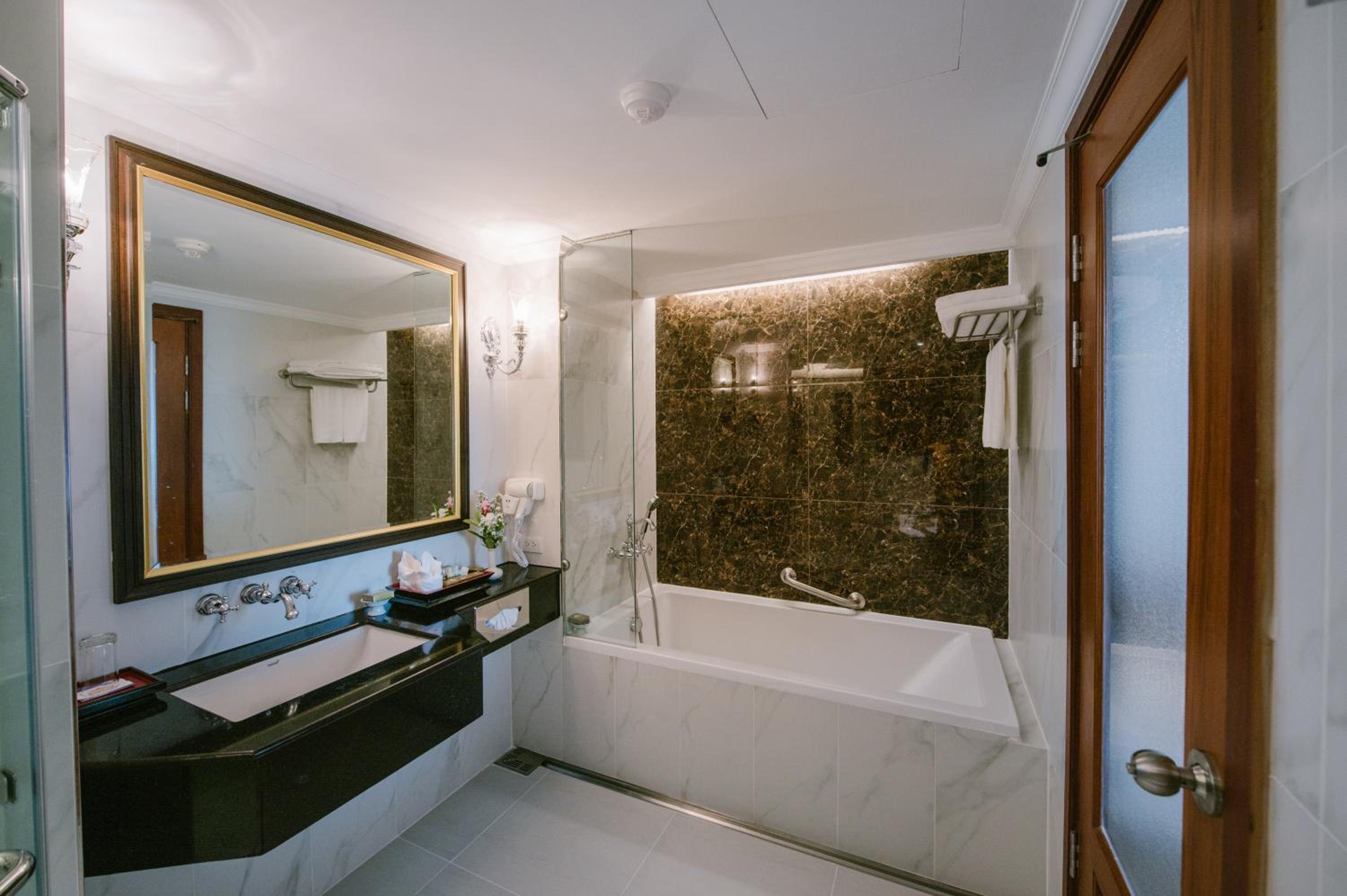 Executive Suite - Photo 21