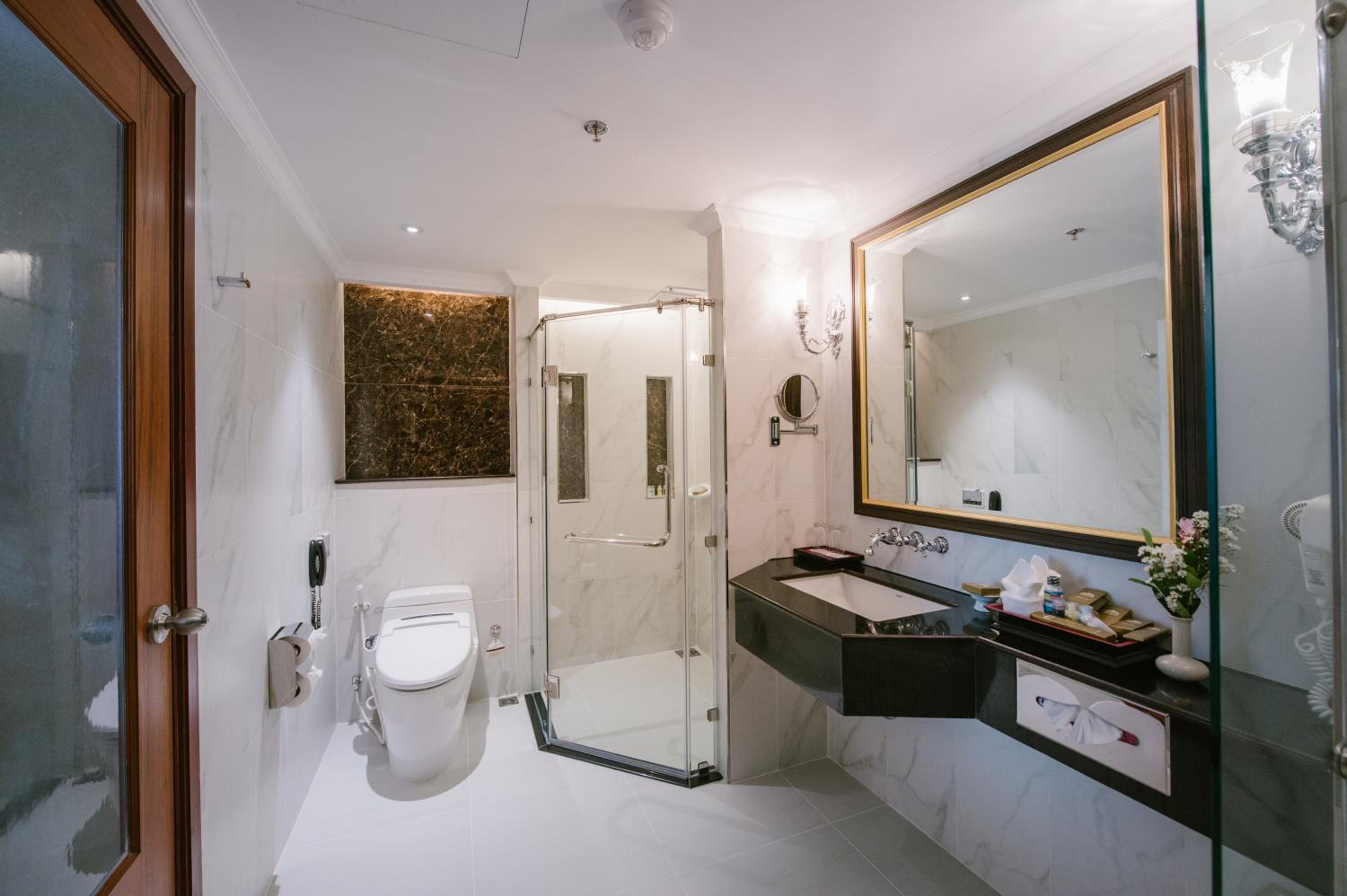 Executive Suite - Photo 22