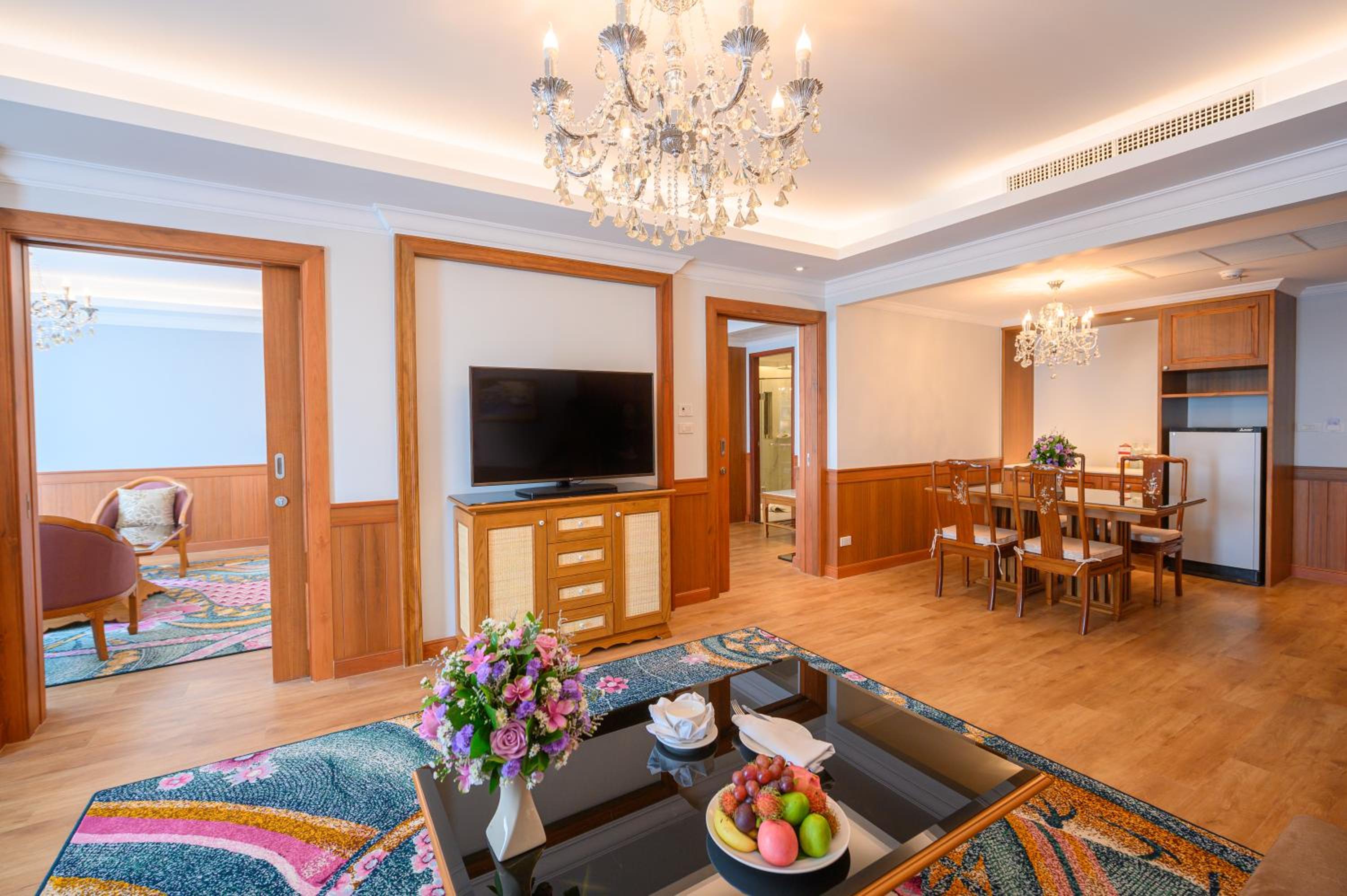 Executive Suite - Photo 9
