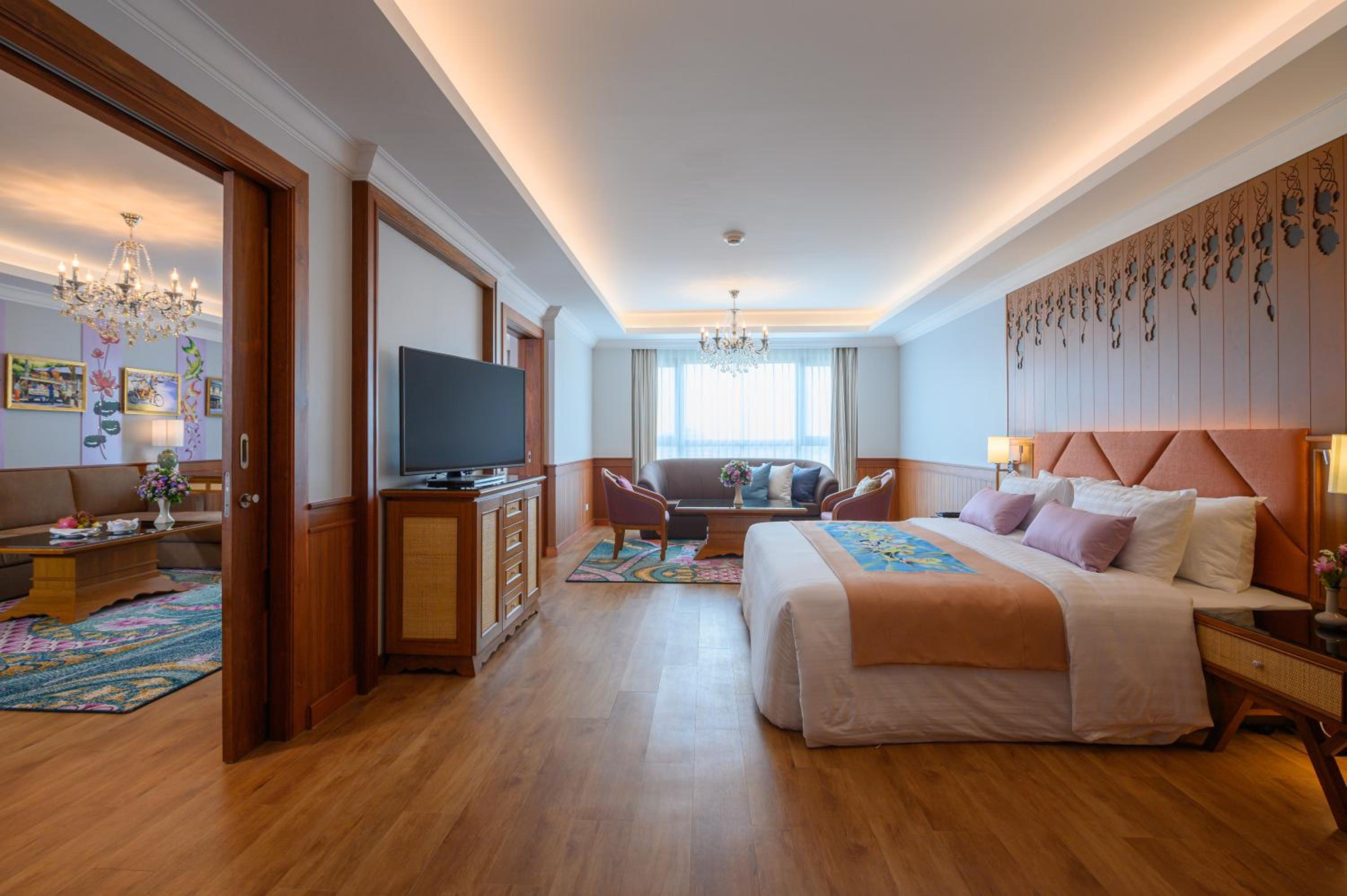 Executive Suite - Photo 8