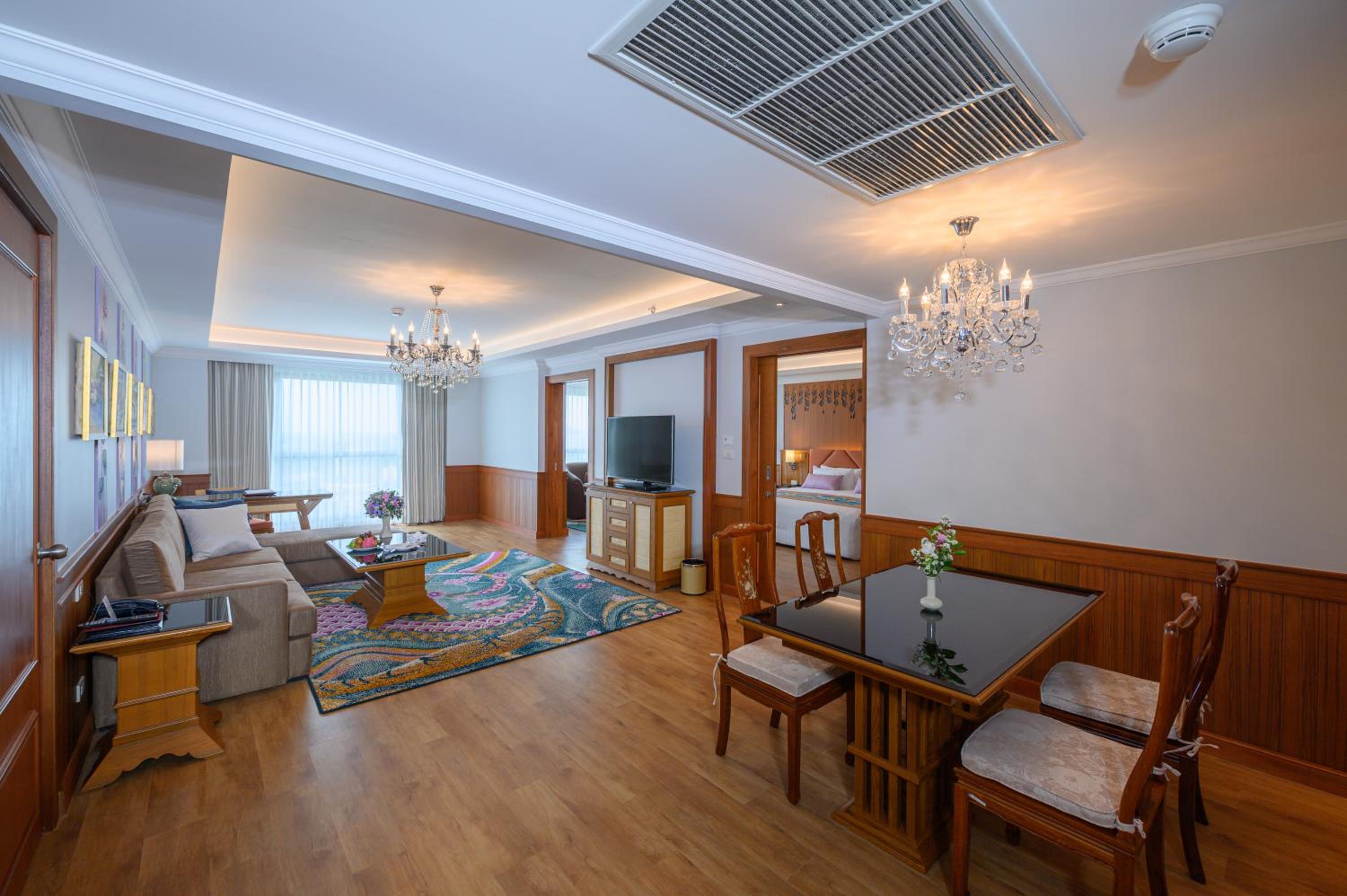 Executive Suite - Photo 5