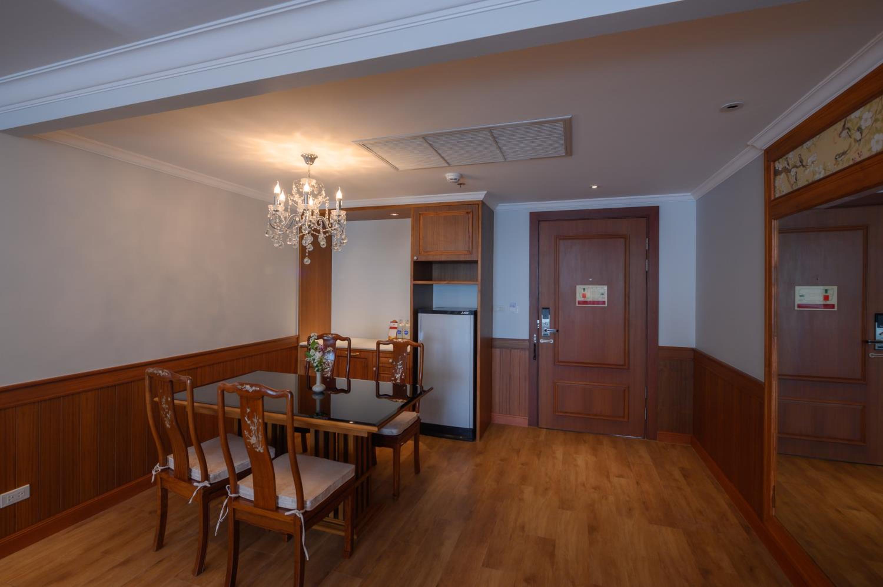 Executive Suite - Photo 4