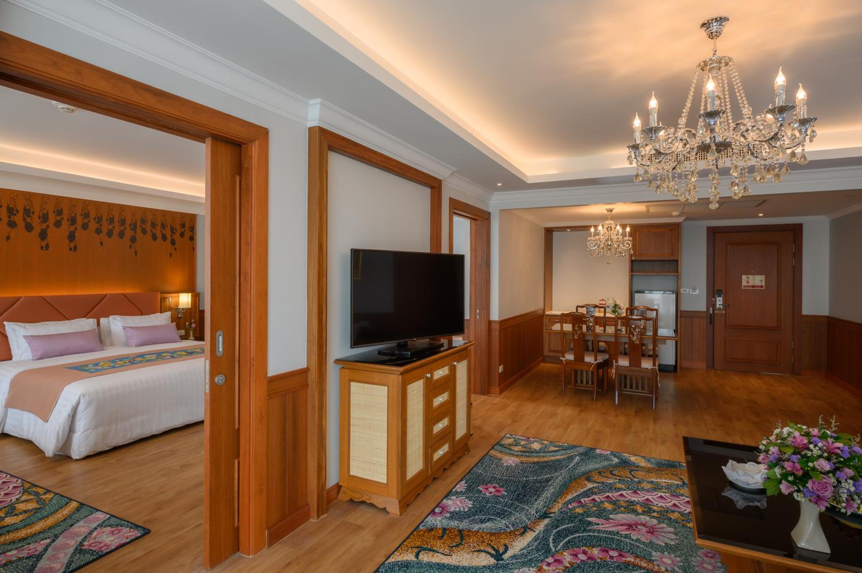 Executive Suite - Photo 3