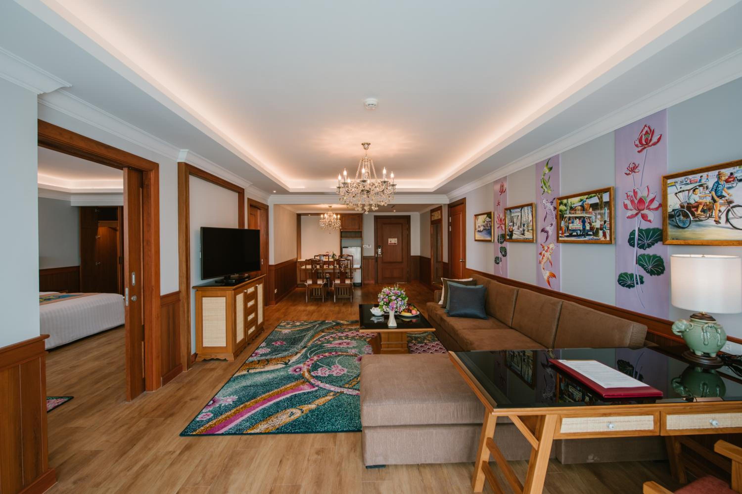 Executive Suite - Photo 2