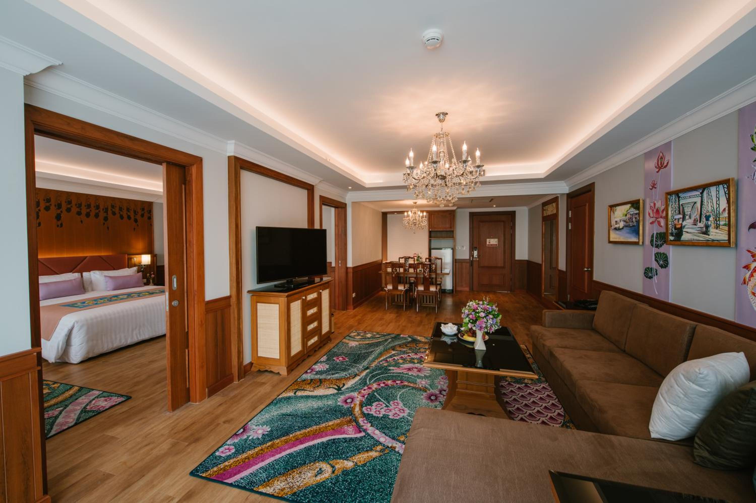 Executive Suite - Photo 27
