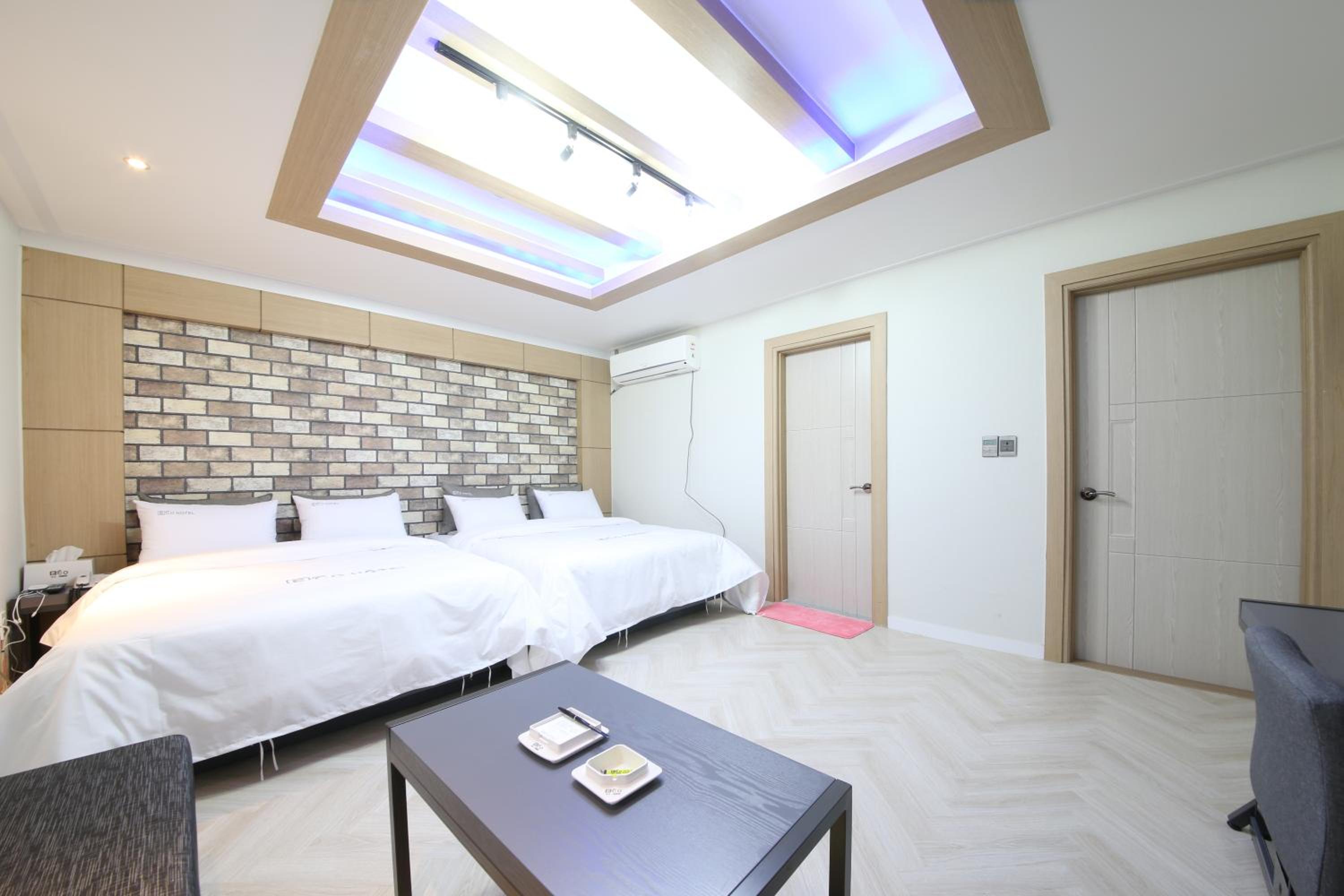 Twin Room - Photo 7