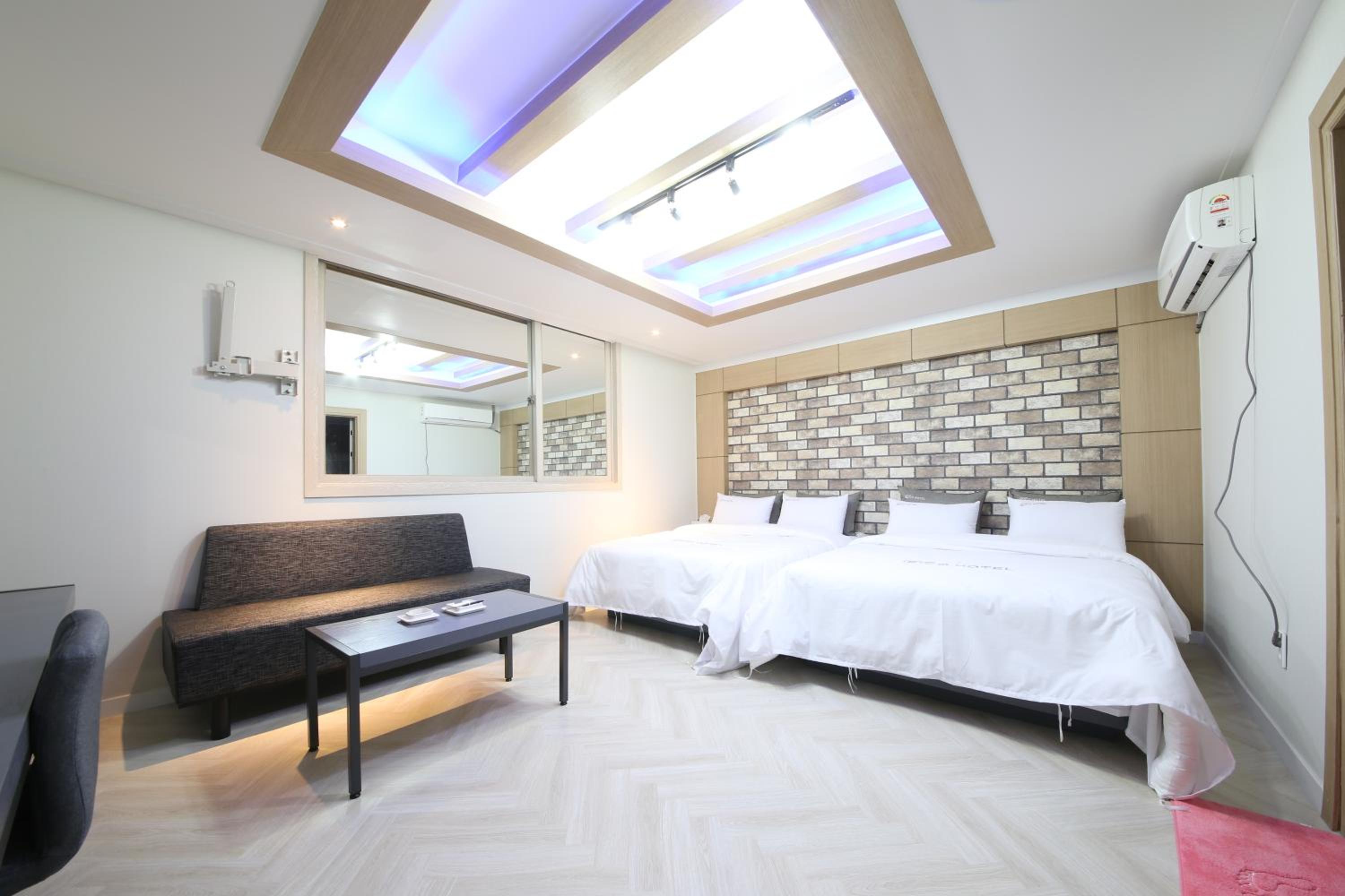 Twin Room - Photo 8