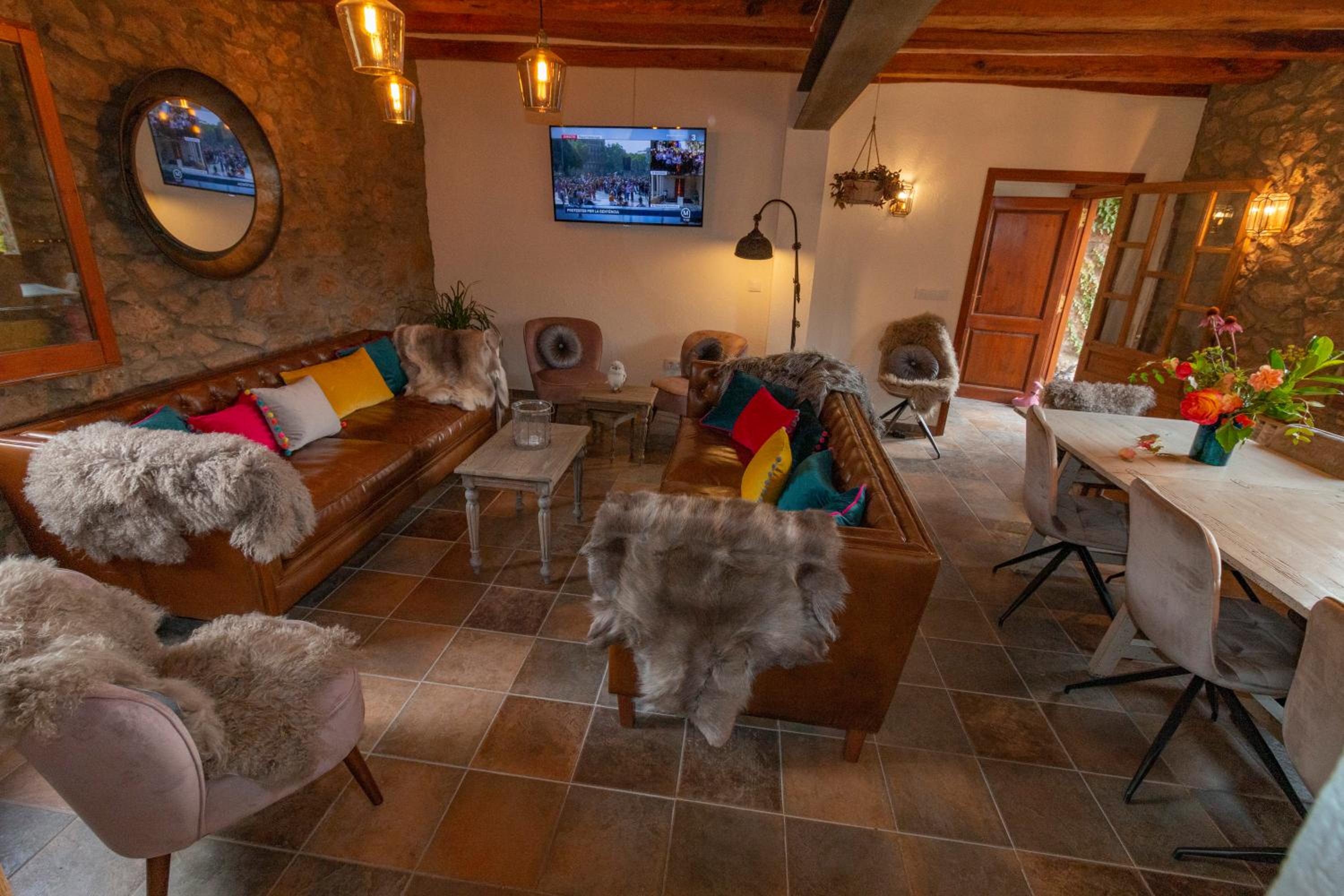 Seven-Bedroom House photo 3