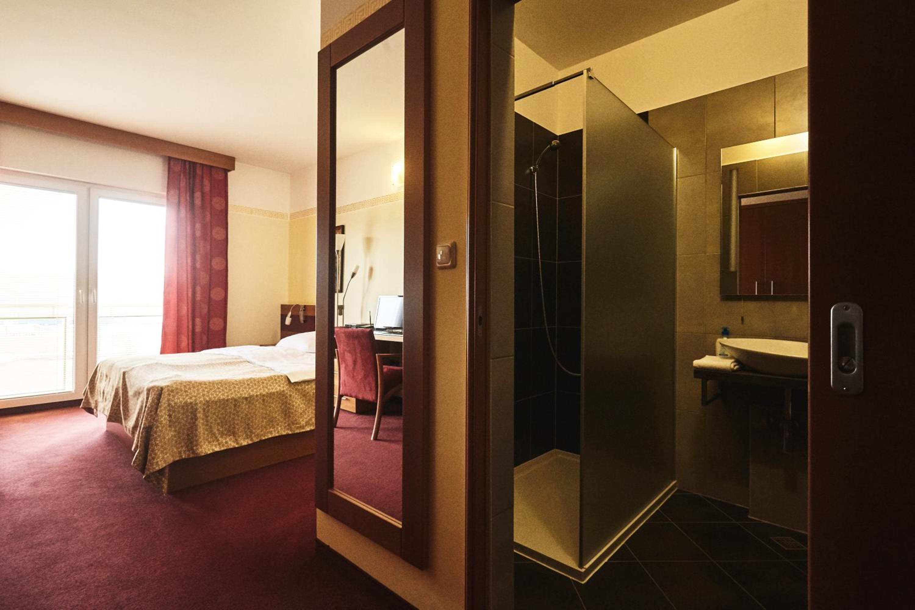 Classic Double or Twin Room with French Balcony photo 3