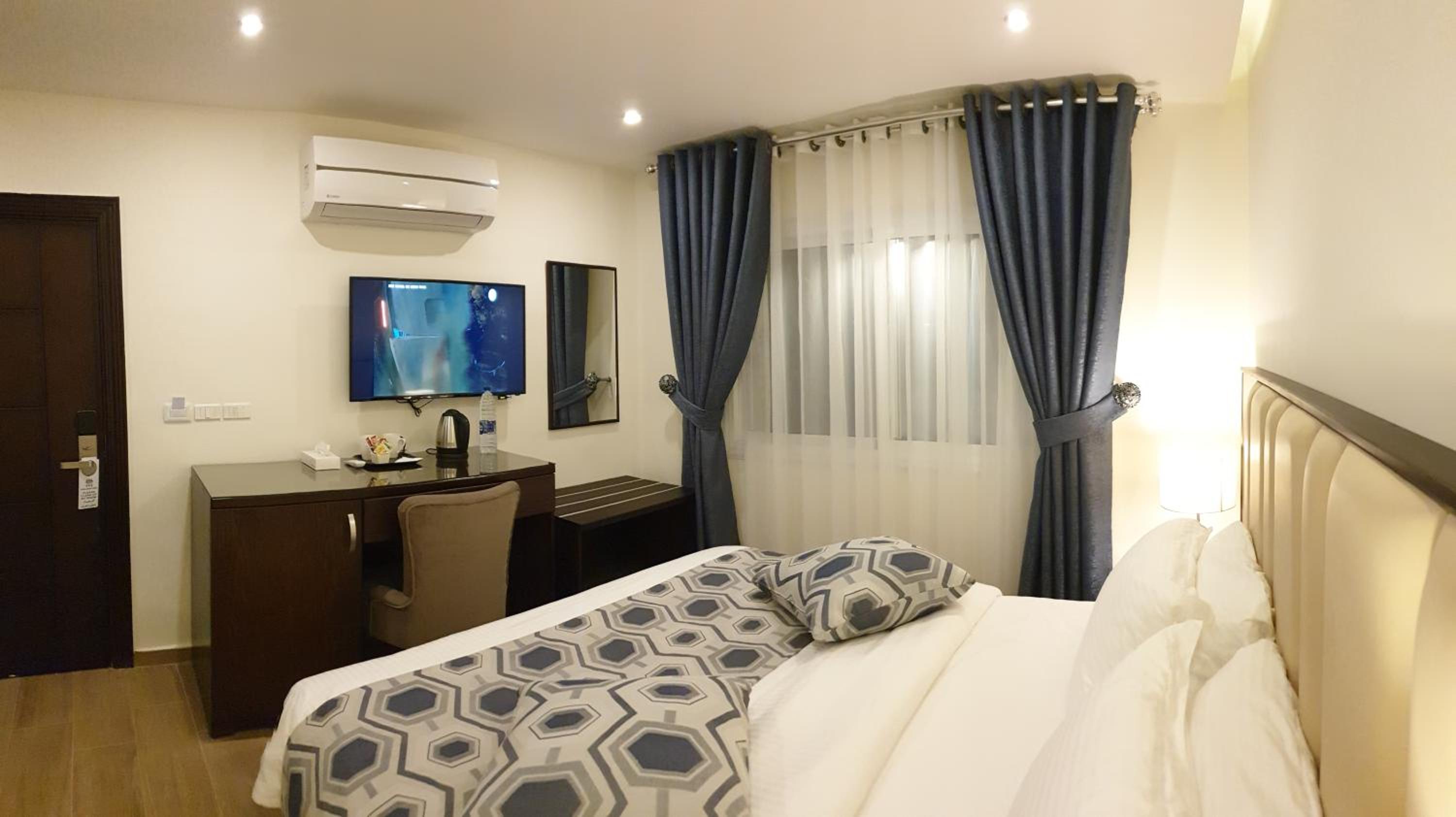 Deluxe King Room - Photo 2