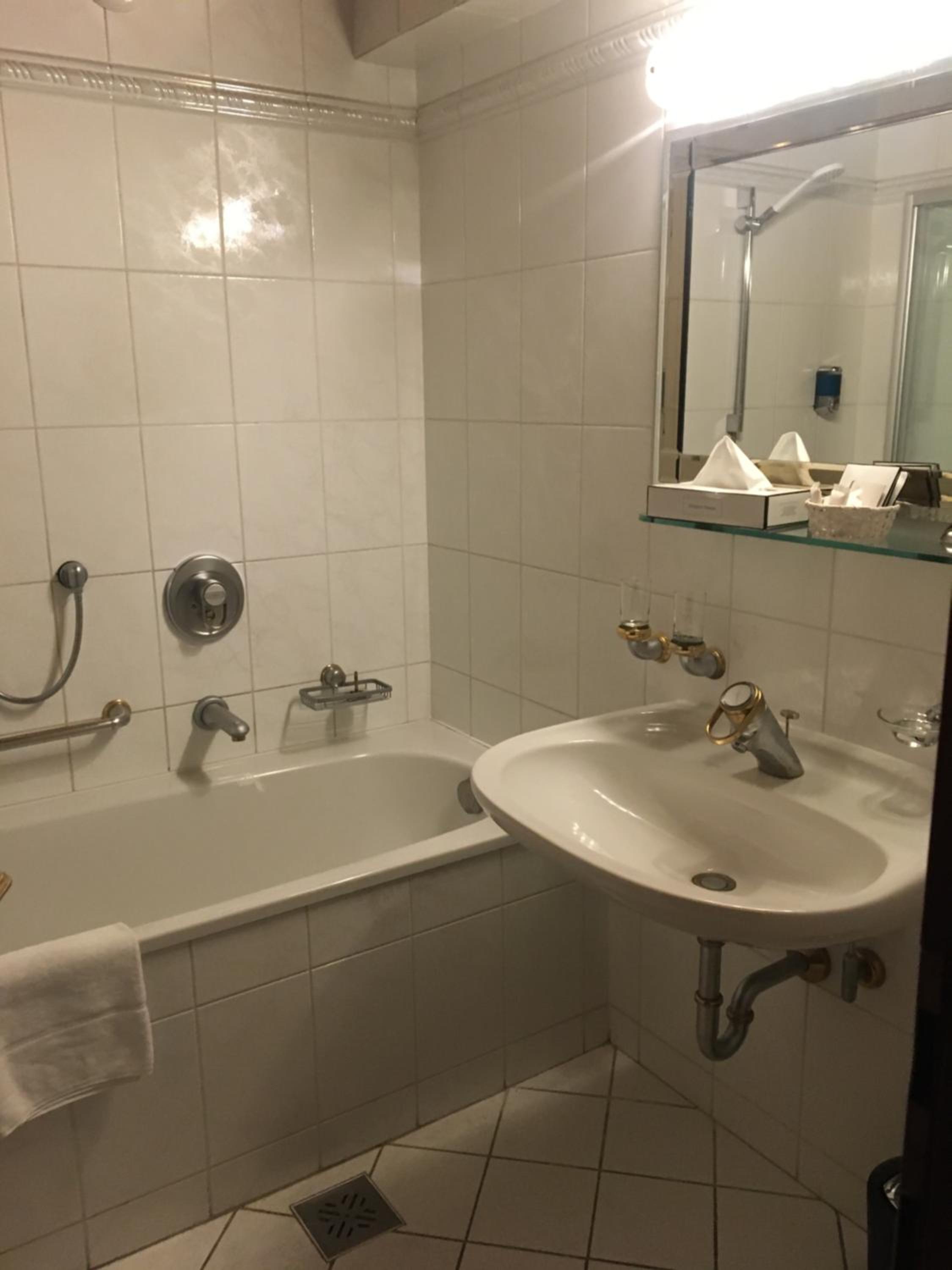 Suite - Photo 11