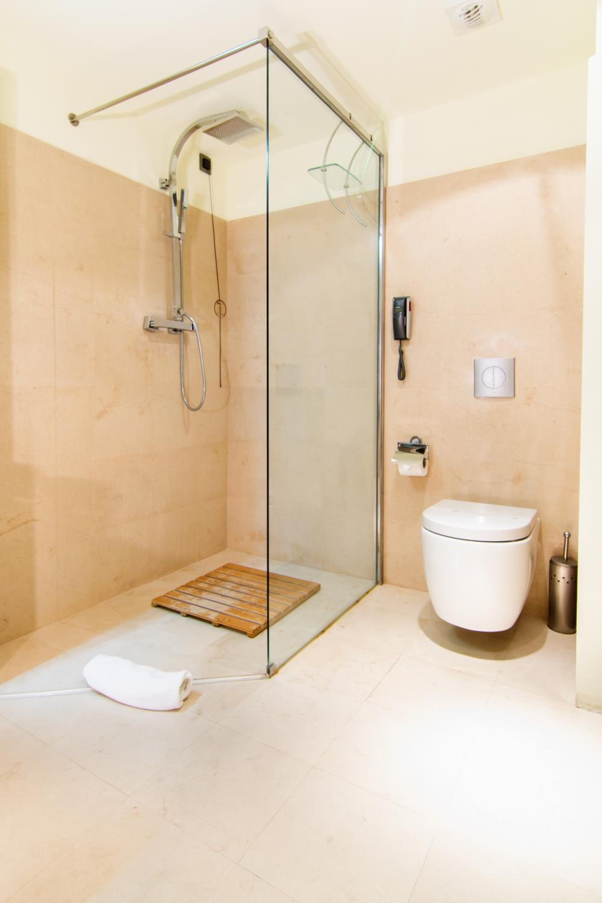 Deluxe King Room - Photo 3