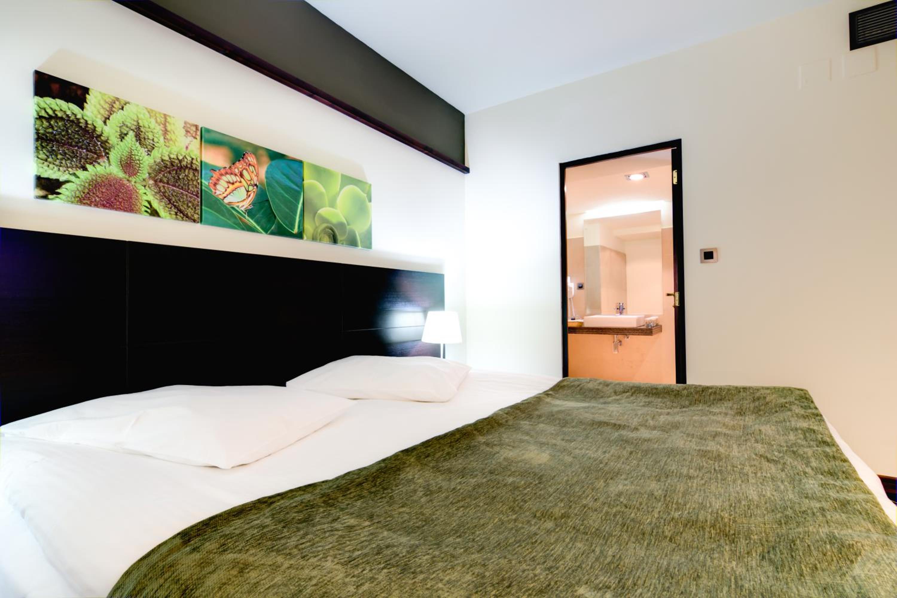 Deluxe King Room - Photo 6