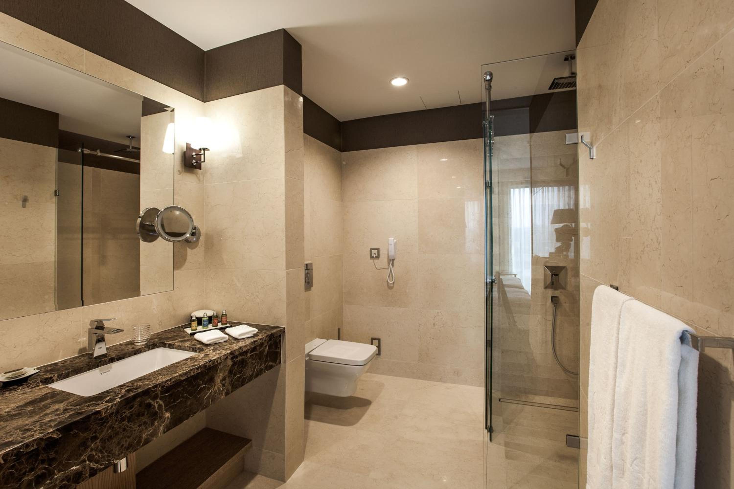 Superior Twin or Double Room with Lake View photo 2