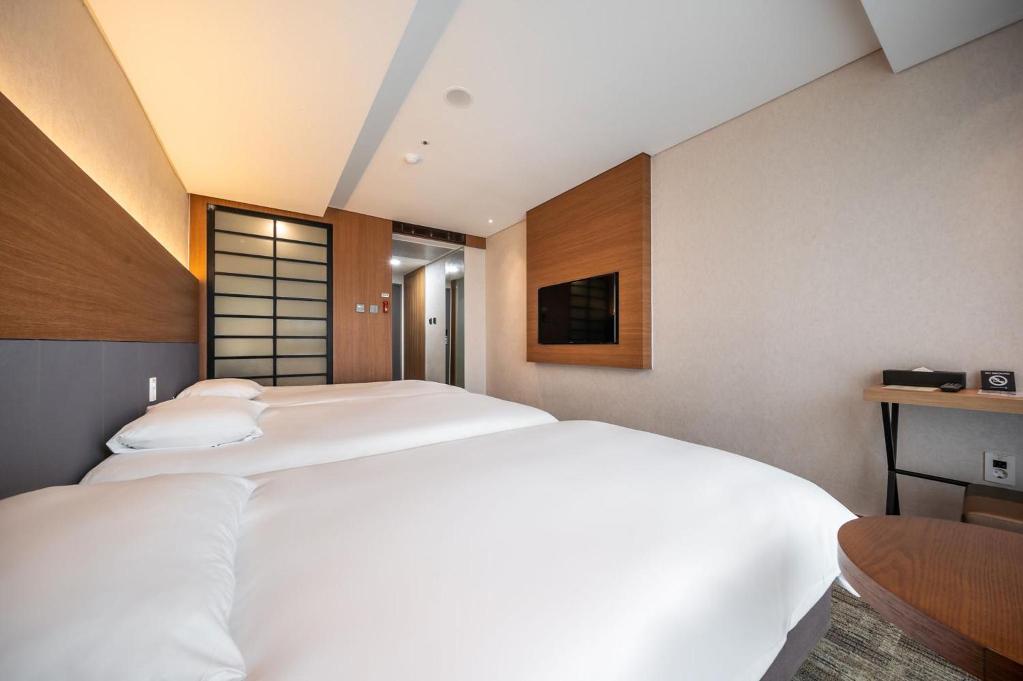 Deluxe Triple Room With City View