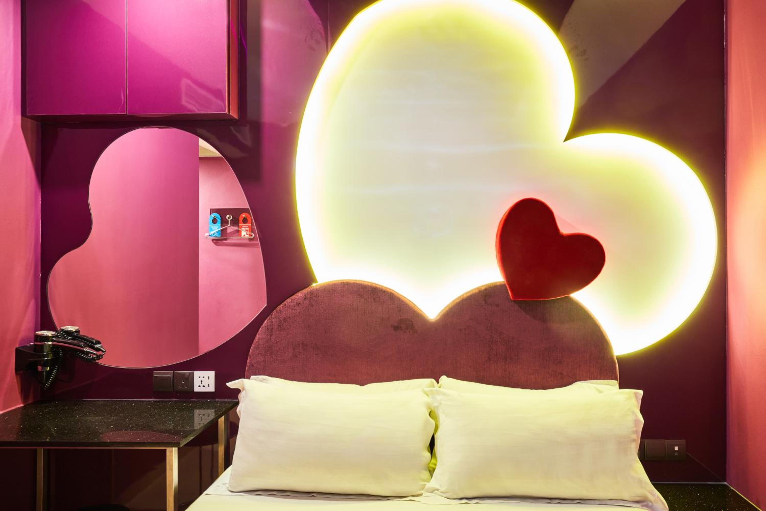 Deluxe Theme Room with One Double Bed photo 2
